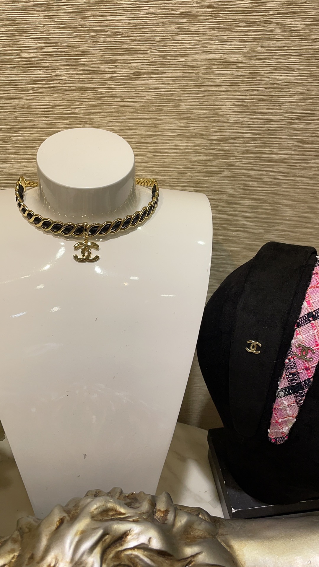 NO:631610,88240, Today’s new choker 24K new gold double C pendant leather chain necklace choker The design of the spiral leather chain is beautiful and rustic. This has a retro vintage feel. Whoever wears it will look good. Customized. Consistent brass material. Lambskin, necklace, sheepskin, Cartier high-end jewelry1986090988240,今日新品choker 24K新款金色双C吊坠皮穿链项链choker 螺旋式皮穿链的设计又美又飒 这款很有复古vintage味道 谁戴谁好看 z定制 一致黄铜材质 小羊皮,,necklace,sheepskin,卡迪亚高端饰品,Jewelry