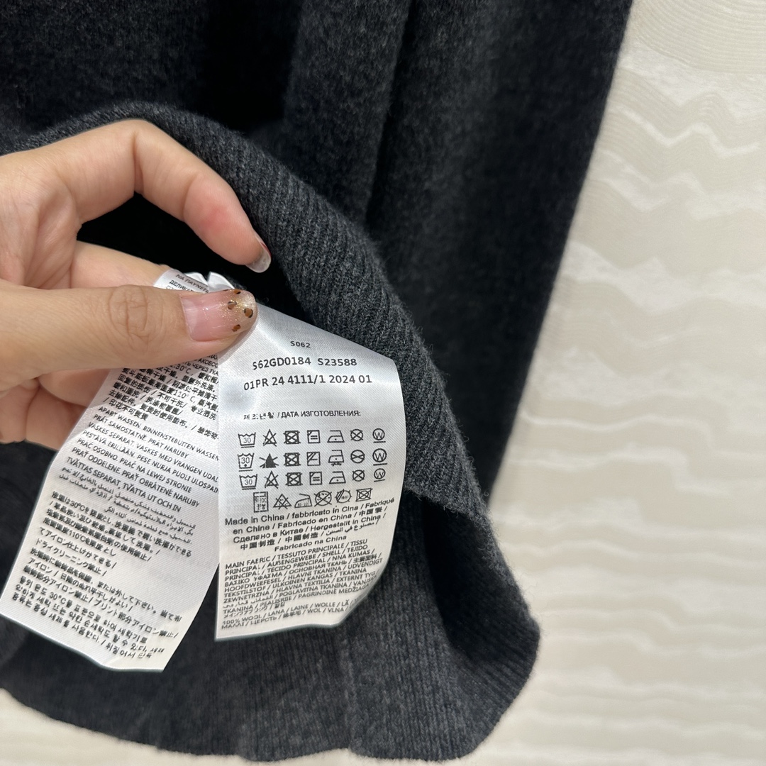 High-Quality Wool Women’s Suit with Exclusive Packaging, Simple and Modulated Design - 图片 7