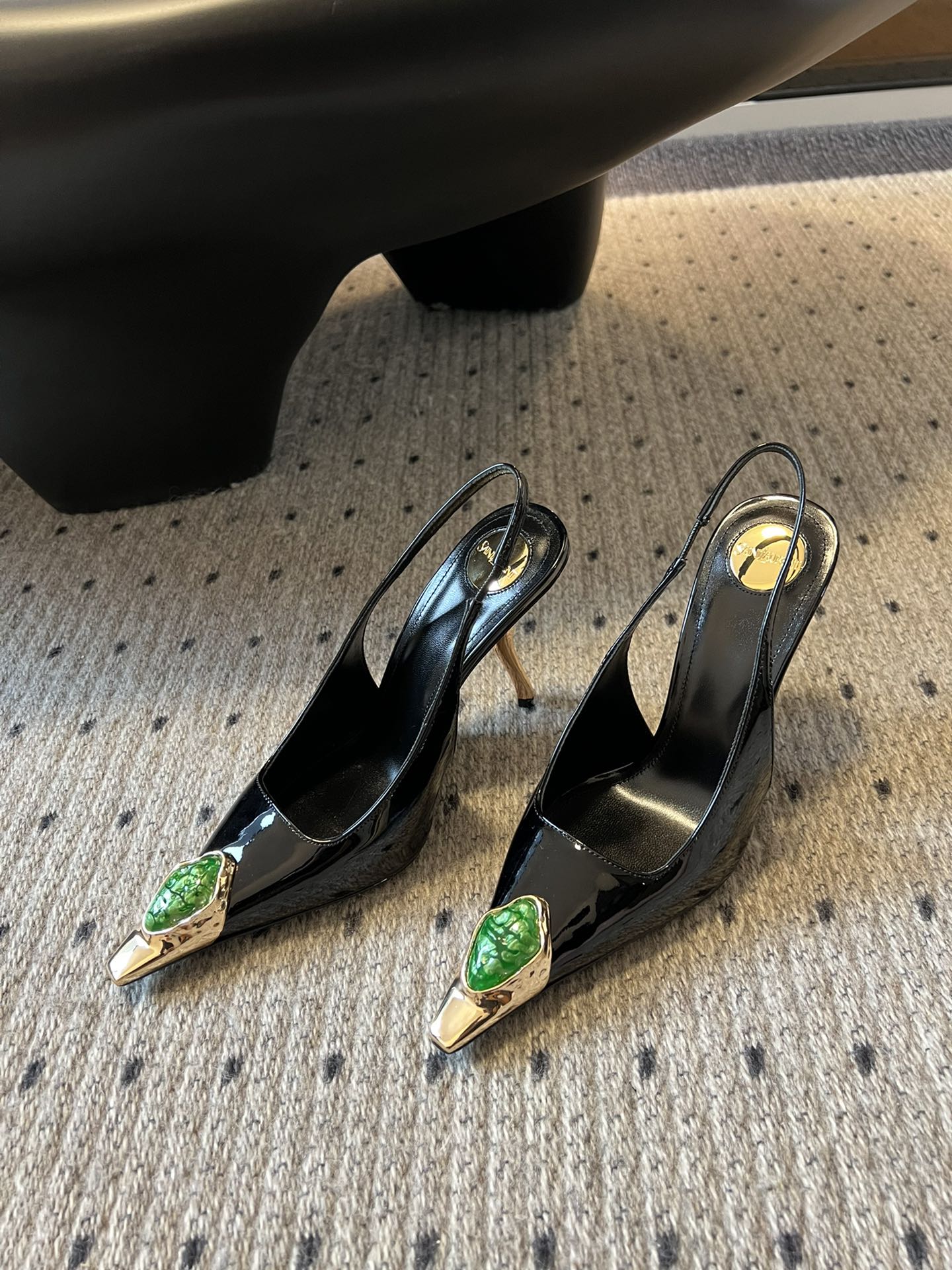 NO:235052,Top version Saint Lauren* 25ss new square-head emerald elegant and atmospheric high heels Ysl catwalk high heels. Various small skirts are matched and they are not picky at all. The transparent flashing diamonds show fantasy under the light. It is really too beautiful. The whiteness makes people look at it!  The delicate crystal chain decoration illuminates the delicate and elegant lines of the ankle, unleashing infinite elegance and explore more selected high heels!  Fabric patent leather, outsole, genuine leather, size 35-42 (customized by 40, 41, 42) Heel height 10.5cm, high heels, saint laurent, saint laurent, saint laurent, saint laurent, high heels, skirts, Leather soles19860909顶级版本 圣罗兰Saint Lauren* 25ss新品方头绿宝石优雅大气高跟 Ysl走秀款高跟鞋 各种小裙子搭配起来 完全不挑脚型哦 通透的闪钻在光线的照耀下呈现幻彩 真的美的过分 上脚显白的让人上头！细巧水晶链饰点亮脚踝纤雅线条 释放无限优雅魅力 探索更多臻选高跟鞋！ 面料漆皮 大底真皮大底 码数35-42（40、41、42定制） 跟高10.5cm,高跟鞋,saint laurent,saint laurent,saint laurent,high heels,skirts,Leather soles,Women's Shoes