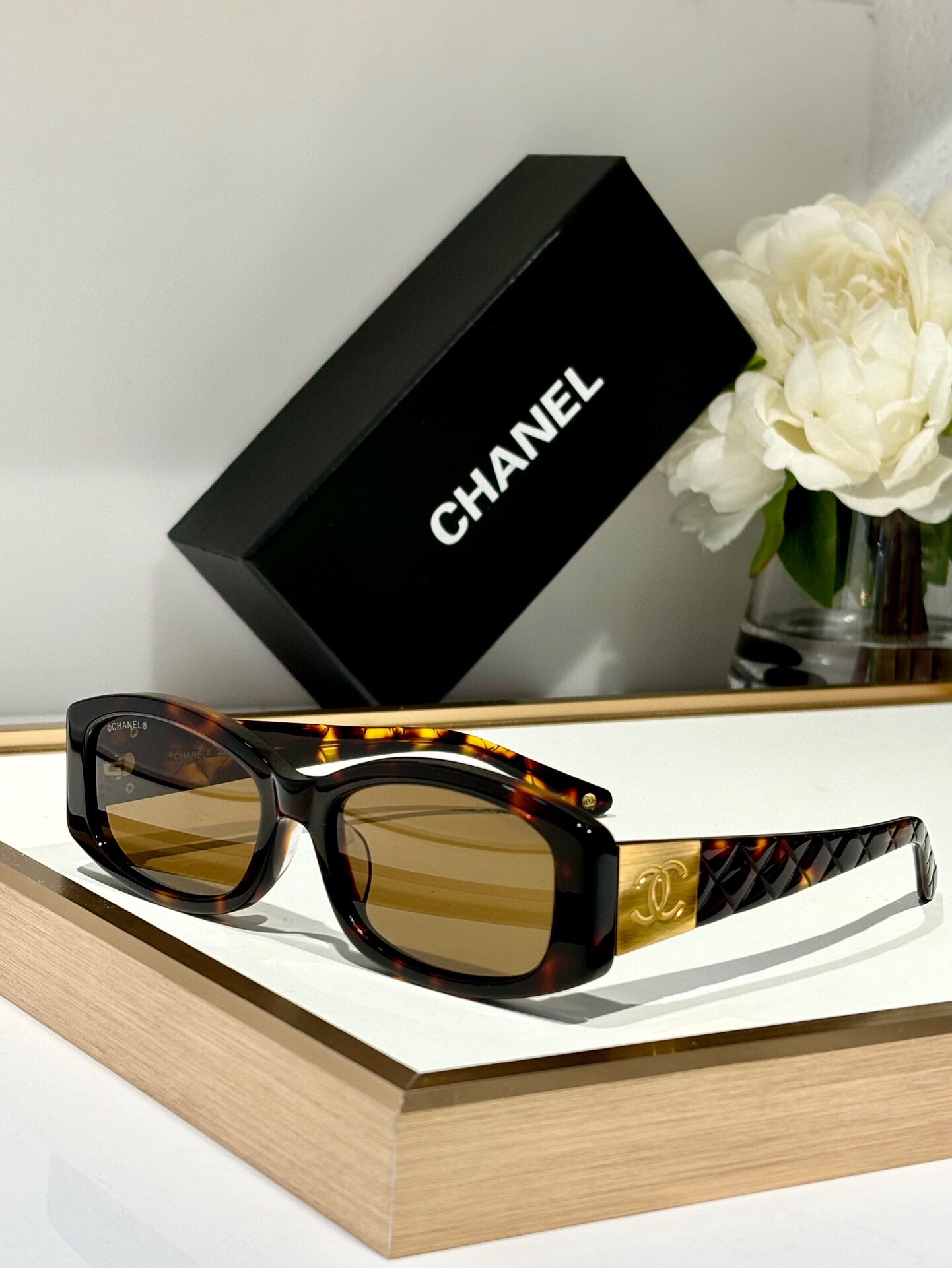 CHANEL爆款C74573S墨镜\n复古氛围感拉满中古风满满的一副\n上脸氛围感尊嘟好绝～出门拍照妥妥滴