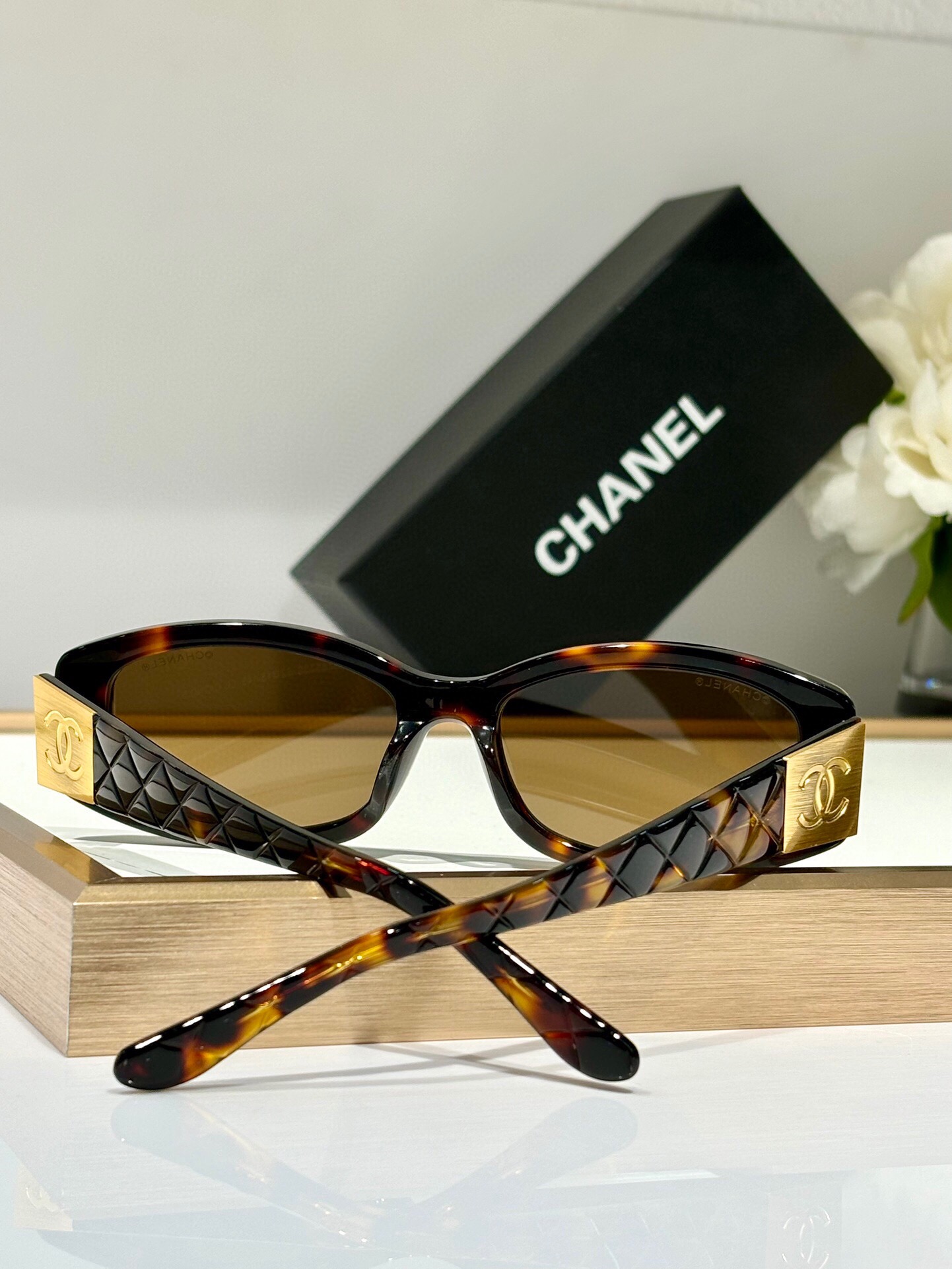 CHANEL爆款C74573S墨镜\n复古氛围感拉满中古风满满的一副\n上脸氛围感尊嘟好绝～出门拍照妥妥滴
