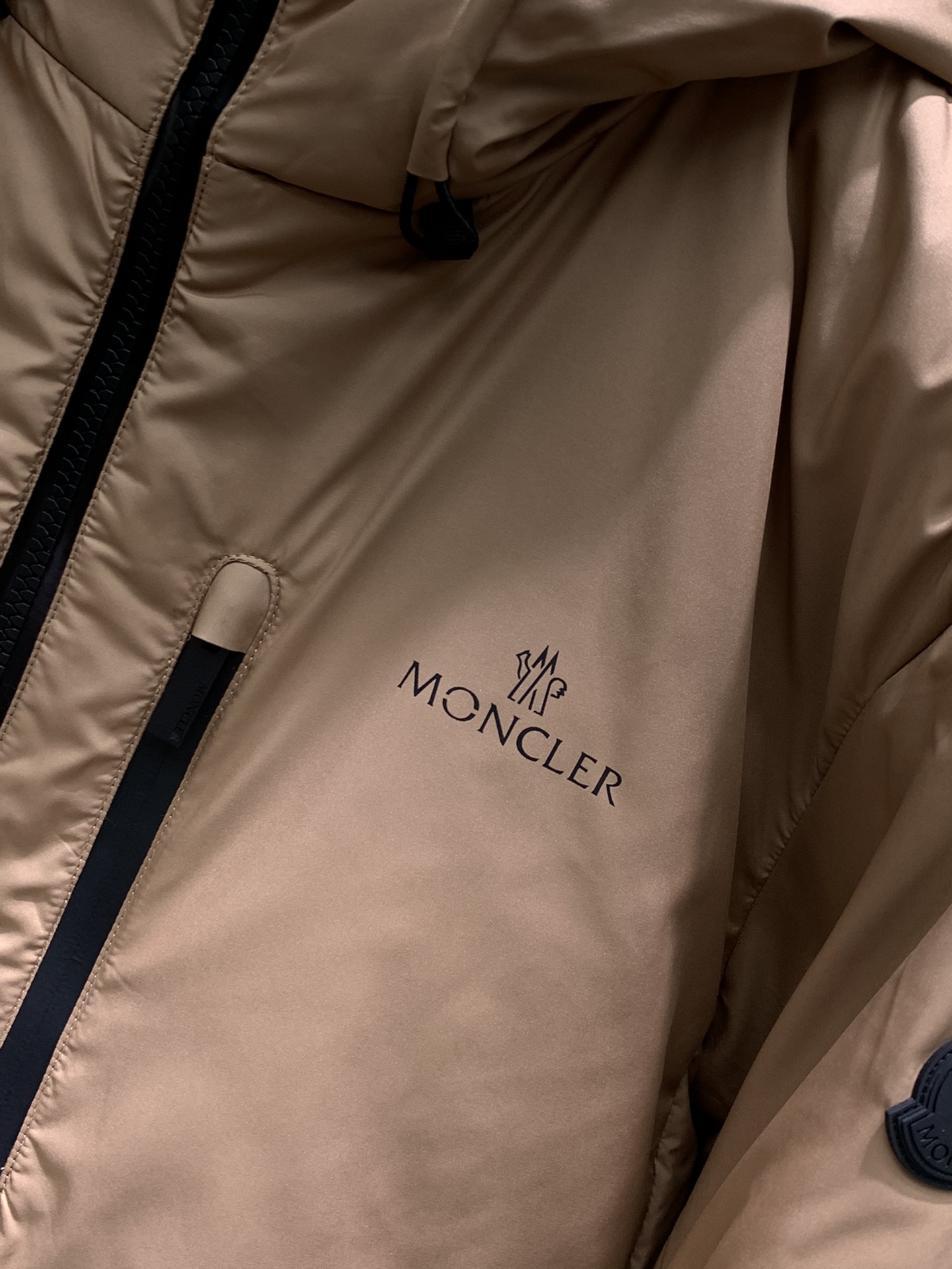 Moncler蒙口2024冬季最新品专柜同步有售原单狠货时尚休闲连帽羽绒服外套上身舒适！吸睛而有亮点采用