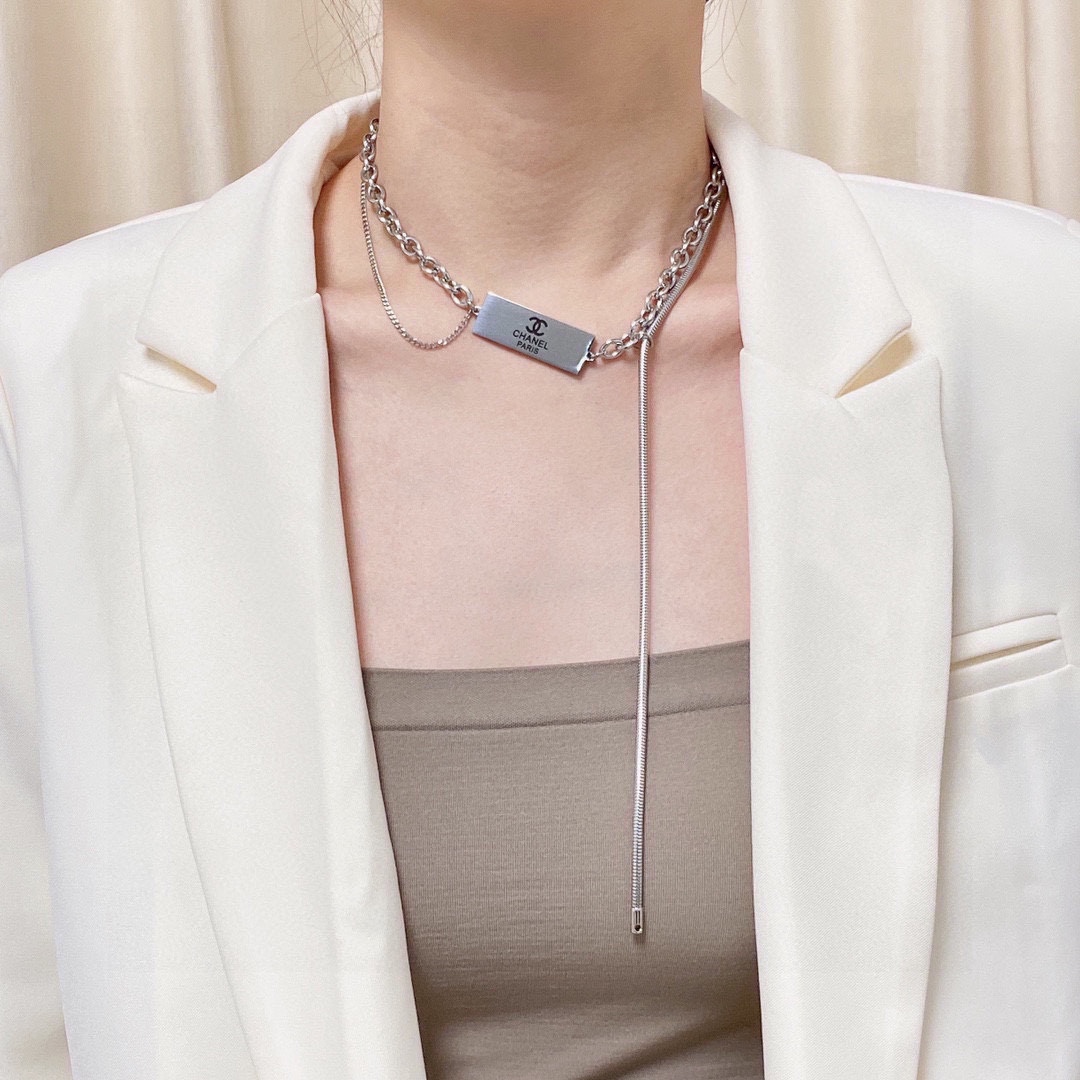 NO:106573,Xiaohongshu recommends the new Chanel Chanel letter double C fashion Korean version personalized chain pendant thick necklace, classic hot and hot products are coming, the big brand fragrant grandma, this brand is absolutely omniscient among fashionable women, it knows its classics and a well-known brand that will be popular every time it is shipped. It is synchronized with the counter, authentic mold opening, exclusive high-end quality, super good selling and sought-after jewelry, chanel, chanel, necklace19860909小红书推荐新款香奈儿Chanel字母双C时尚韩版个性链条吊坠粗项链,经典火热爆款来袭大牌香奶奶这个品牌在时尚女性当中绝对无所不知都知道它的经典与岁月逢出货必火的一个知名品牌同步专柜正品开模独家高端品质超好卖超抢手,饰品精品,chanel,chanel,necklace,Jewelry