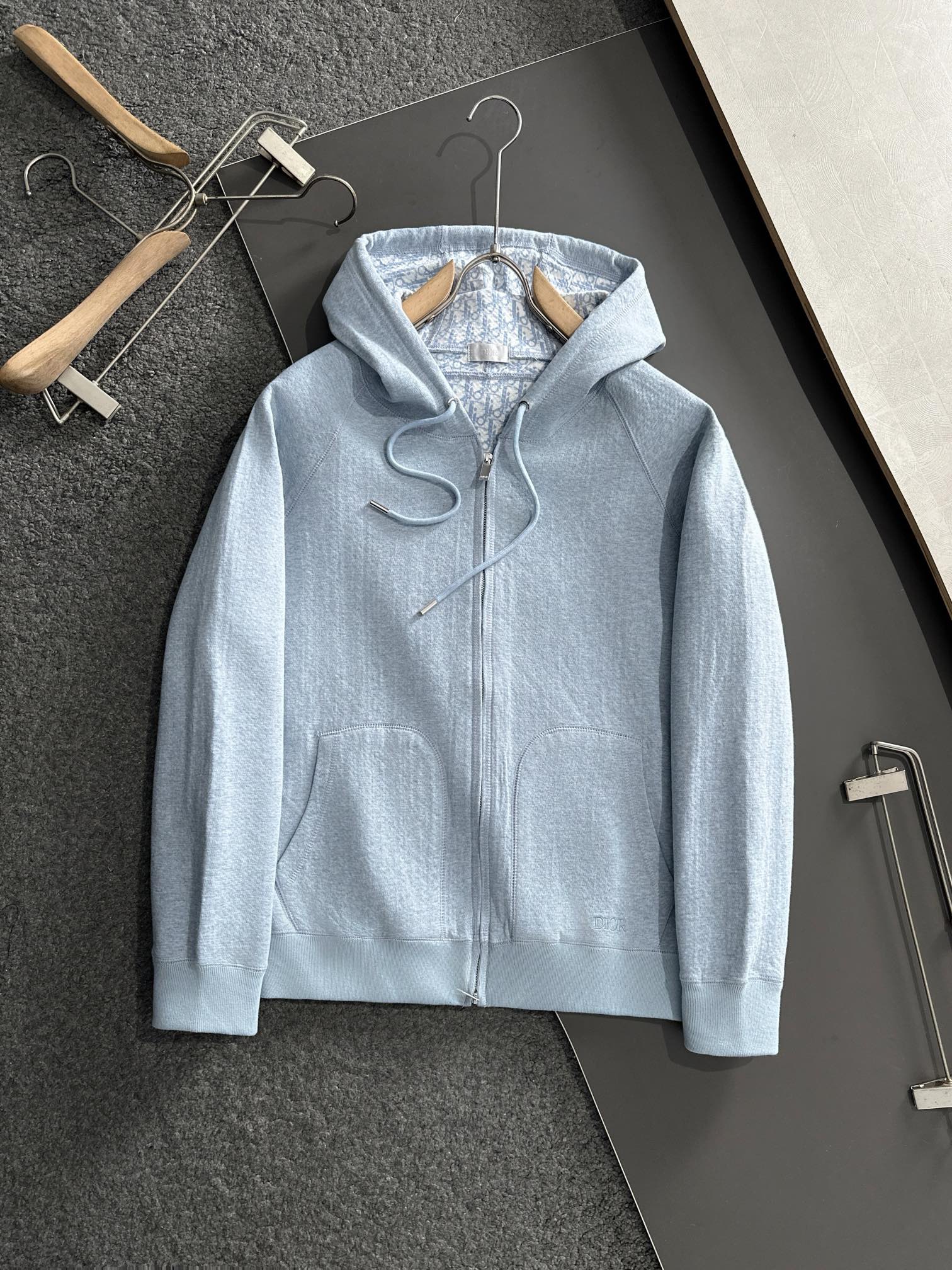 NO:125310,CD SS Hoodie Sweatshirt This hooded sweatshirt is carefully crafted from white cotton and cashmere-blend knitted fabric, blending classic high-order temperament into basic items. It is matched with hood, zipper closure and ragdoll sleeves, with 