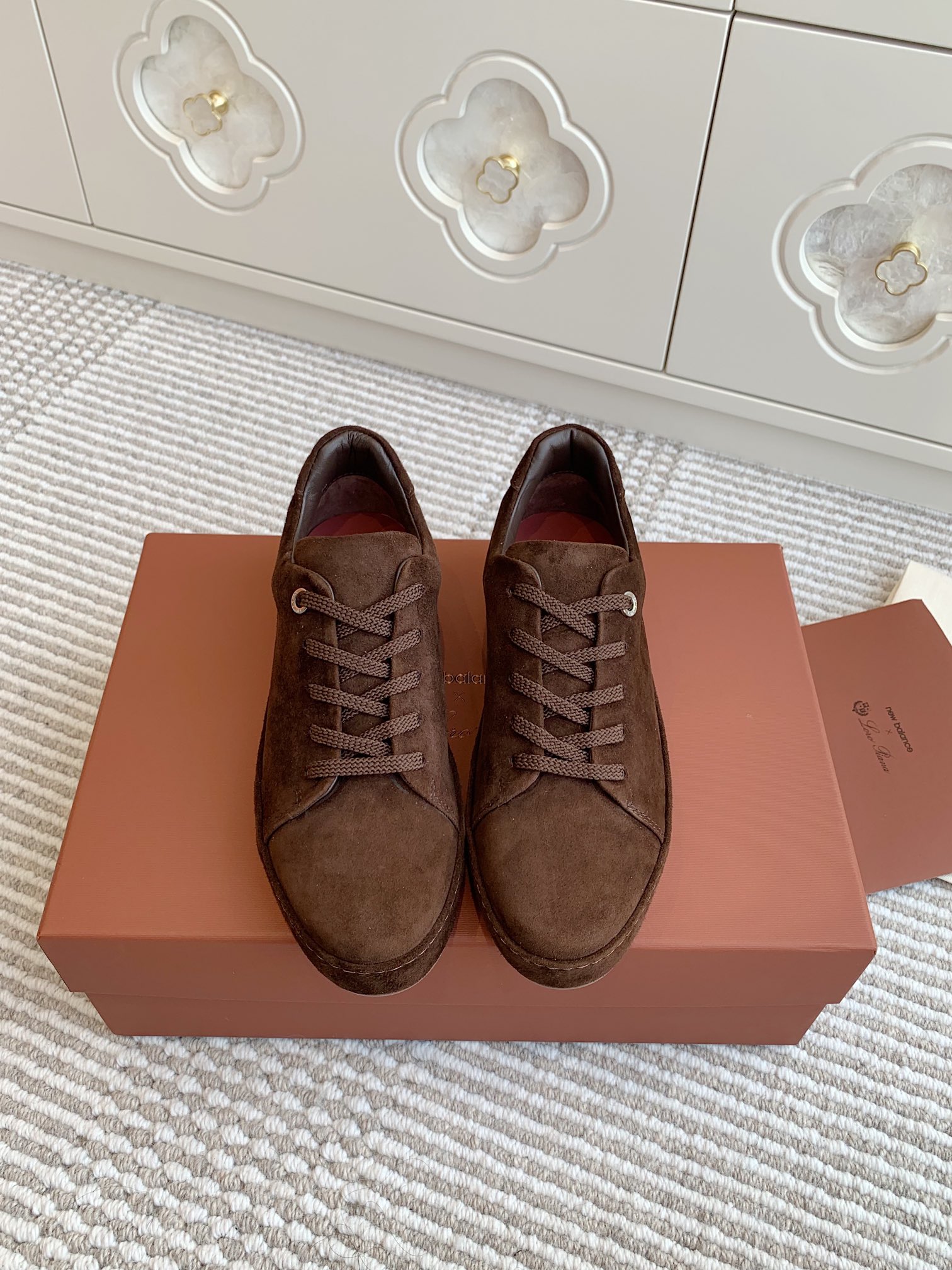 NO:463953,Women's men's 15 [Loro Piana] New sneakers casual shoes, comfortable and versatile, with a lazy and high-end sense of stars and fashion bloggers' private server street photography artifact Material pair selection Yangjing fabric, sheepskin inner lining, large sole private mold wear-resistant high elastic bull tendon sole Size 35-40# (41/42 can be customized without return or exchange) Men's 38-45# (38/45 can be customized without return or exchange), casual shoes/sports, loro piano, sneakers, sheepskin, sheep19860909女款男款15【Loro Piana】新款运动鞋休闲板鞋 舒适百搭自带慵懒的高级感明星、时尚博主的私服街拍神器 材质对版甄选羊京面料,羊皮内里 大底私模耐磨高弹牛筋底 码数 女35-40#（41/42可订做不退换） 男38-45#（38/45可订做不退换）,休闲鞋/运动鞋,loro piana,sneakers,sheepskin,sheep,Women's Shoes