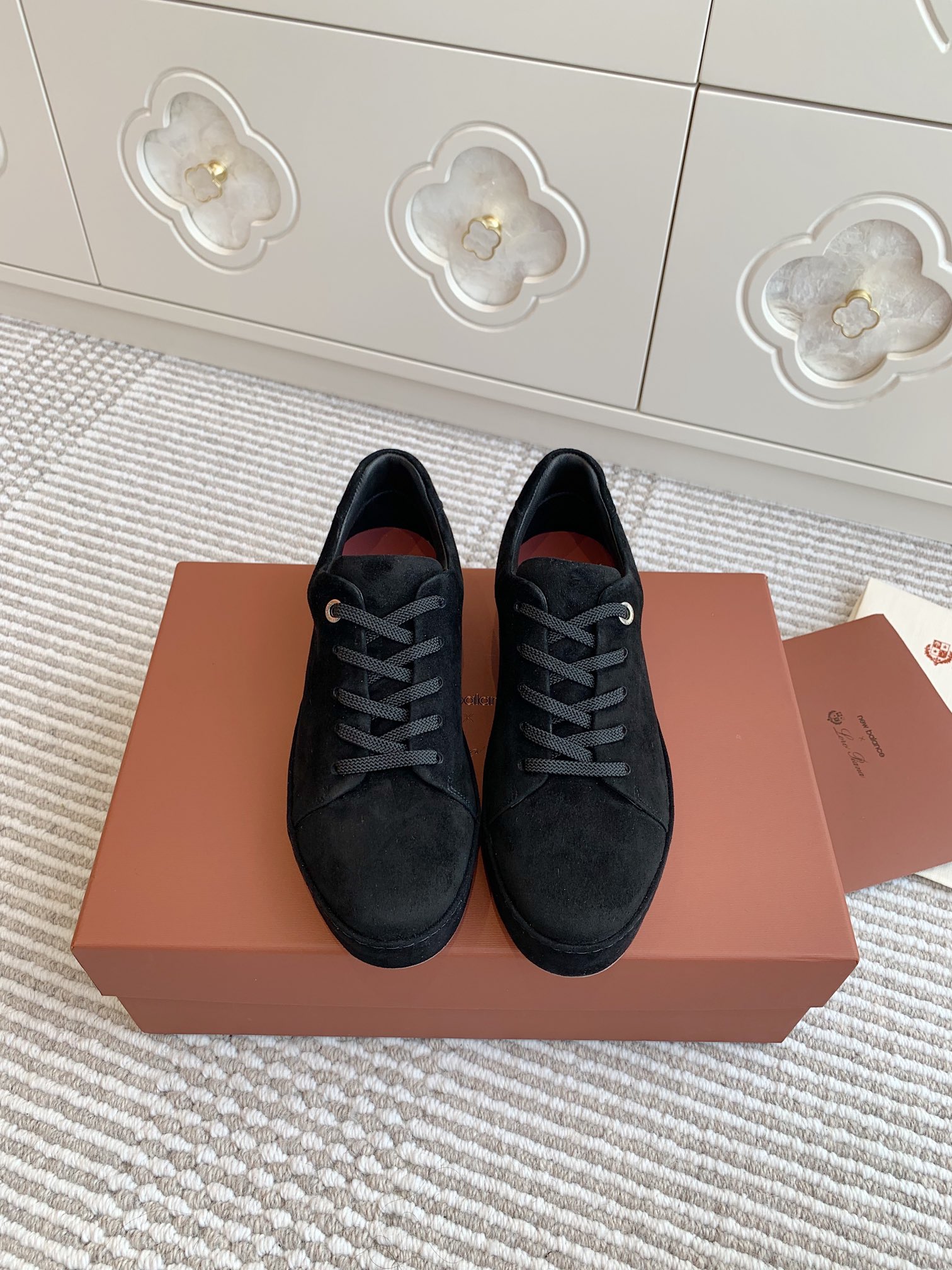 NO:463977,Women's model 15 [Loro Piana] New sports shoes casual shoes Comfortable and versatile with a lazy and high-end sense of stars and fashion bloggers' private server street photography artifact Material pair selection Yangjing fabric, sheepskin inner lining, large sole private mold wear-resistant high elastic bull tendon sole Size 35-40# (41/42 can be customized without return or exchange) Men's 38-45# (38/45 can be customized without return or exchange), casual shoes/sports, loro piga, sneakers, sheepskin, sheep19860909女款 男款15【Loro Piana】新款运动鞋休闲板鞋 舒适百搭自带慵懒的高级感明星、时尚博主的私服街拍神器 材质对版甄选羊京面料,羊皮内里 大底私模耐磨高弹牛筋底 码数 女35-40#（41/42可订做不退换） 男38-45#（38/45可订做不退换）,休闲鞋/运动鞋,loro piana,sneakers,sheepskin,sheep,Women's Shoes