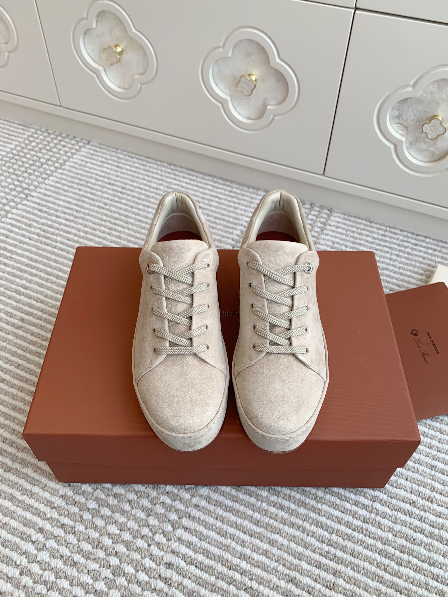 NO:463990,Women's model 15 [Loro Piana] New sports shoes casual shoes Comfortable and versatile with a lazy and high-end sense of stars and fashion bloggers' private server street photography artifact Material pair selection Yangjing fabric, sheepskin inner lining, large sole private mold wear-resistant high elastic bull tendon sole Size 35-40# (41/42 can be customized without return or exchange) Men's 38-45# (38/45 can be customized without return or exchange), casual shoes/sports, loro piga, sneakers, sheepskin, sheep19860909女款 男款15【Loro Piana】新款运动鞋休闲板鞋 舒适百搭自带慵懒的高级感明星、时尚博主的私服街拍神器 材质对版甄选羊京面料,羊皮内里 大底私模耐磨高弹牛筋底 码数 女35-40#（41/42可订做不退换） 男38-45#（38/45可订做不退换）,休闲鞋/运动鞋,loro piana,sneakers,sheepskin,sheep,Women's Shoes