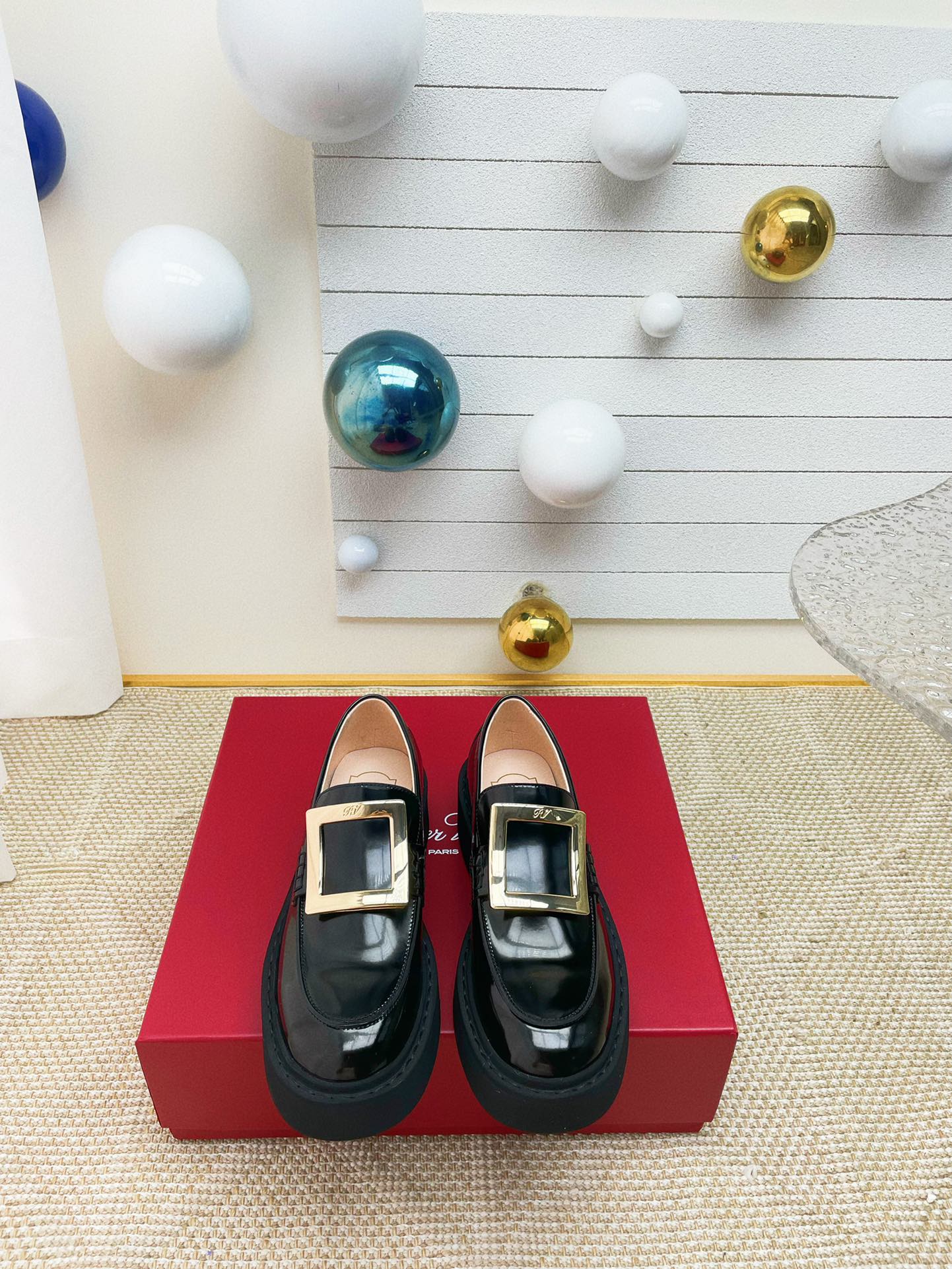 NO:590001,Top quality diamond buckles/decorative buckles * 26 latest models of celebrity and internet celebrity ladies each have a pair of loafers RV | Loafers with thick soles that will make you fall in love. Another masterpiece of RV for those with long legs!  Viv' Rangers classic Diamond Button Patent Leather Loaf + Thick Sole Platform, who can resist this pair of long legs> Very low-key and versatile color, the deerskin material is so easy to wear!  This pair of loafers is impeccable from shoe shape to leather to shoe buckle. It is easy to interpret the French romantic style. The entire RV series is made (RV loafers are a must-buy every year~ to explode). The sole is original EVA foam rubber sole. Material: original custom cow patent leather. The lining is imported lambskin. The hardware is original 11 custom diamond buckles/decorative buckles. Size 35-40 (40 customized). Heel height 5.5cm, tom ford, loafers, sheepskin.19860909顶级品质 钻扣/饰扣  * 26最新款明星网红名媛小姐姐人手一对乐福鞋 RV|厚底到你心趴上的乐福鞋 RV给长腿精们的又一力作！Viv' Rangers 经典钻扣漆皮乐福+ 厚底 Platform,谁能拒绝这双大长腿>非常低调百搭的颜色,鹿皮材质好穿到没朋友！这双乐福鞋从鞋型到皮质到鞋扣 完美的无可挑剔 轻松演绎法式浪漫风情 RV全系列做齐（每年必买RV乐福鞋~到爆炸） 鞋底原版EVA发泡橡胶底 材质:原版定制牛漆皮 内里进口小羊皮 五金原版11定制钻扣/饰扣 码数35-40（40定制） 跟高5.5cm,,tom ford,loafers,sheepskin,Men's shoes