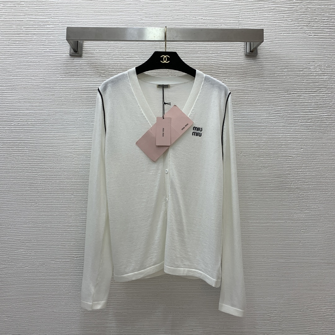 NO:409876,Model number G24110432 MiuMi* Miujia new style, letter logo embroidery logo on chest, long-sleeved V-neck thin knitted cardigan top!  White, black, camel, gray, (L size bust 92, sleeve length 63, clothing length 63) hair, miumiu, alexander wang19860909款号G24110432 MiuMi*缪家新款 胸前字母logo刺绣标志长袖V领薄针织开衫上衣！白色、黑色、驼色、灰色、（L码胸围92,袖长63,衣长63）发,,miumiu,alexander wang,Women's clothing
