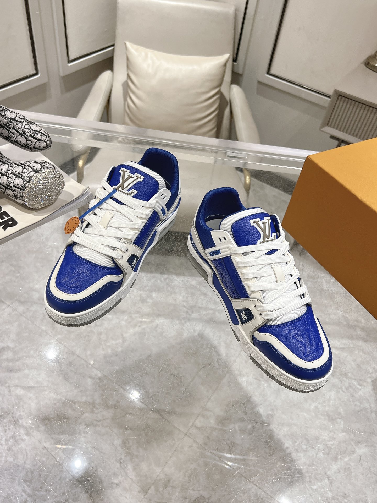 NO:421284,Top version #Couple Model Popular LV Series Latest Couple Sports Shoes, the quality has been upgraded again, the details are superb, it is simply too good to look!  The official website is available for sale and immediately grabbing the whole model in ten minutes. TPU outsole, mold fee 2w+ texture comparable to the original version. Polympic micro-material and breathable British mesh fabric. The original details are consistent. Please pay attention to distinguish between the market currency materials. Size women 35-39, men's size 39-45M, casual shoes/sports shoes, louis vuitton, sneakers19860909顶级版本 #情侣款 爆款LV 系列最新情侣款运动鞋 品质再次升级、细节超赞 简直不要太好看！官网开售十分钟立刻抢光光的款. TPU大底、模具费2w+ 质感媲美原版 垫脚聚米微料加透气英伦网布 细节原版一致 请注意区分市面通货材料 Size女35-39 男码39-45M,休闲鞋/运动鞋,louis vuitton,sneakers,Women's Shoes