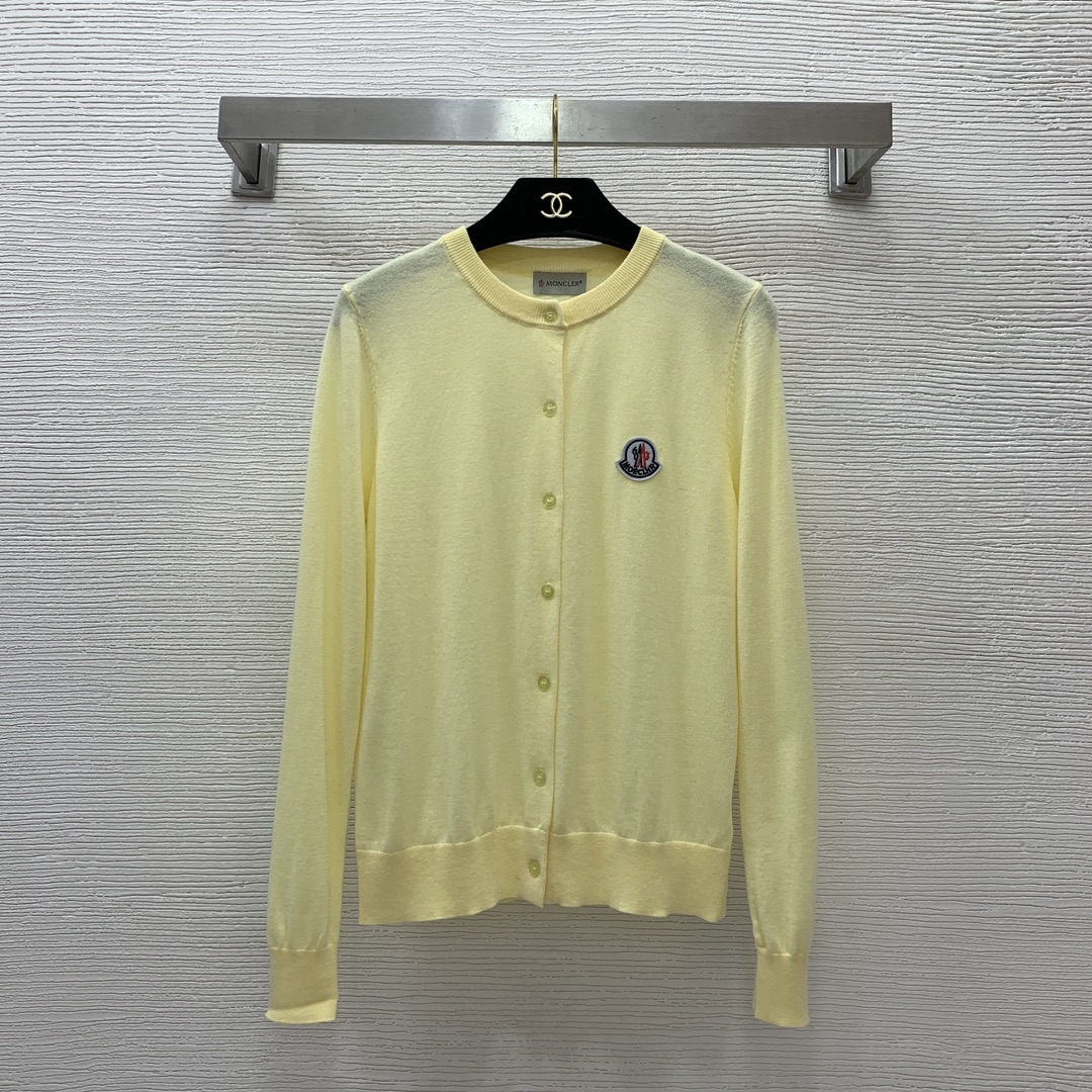 NO:415020,Model number G24110674 Moncler* cover-up temperament, simple solid color thin cardigan!  Small logo on the chest with a patch-embellished badge round neck long sleeve knitted cardigan fashionable and versatile small top!  Purple, yellow, red, (L size bust 92, sleeve length 63, clothing length 61) hair, Moncler, alexander wang19860909款号G24110674 Moncler*蒙口 气质简约纯色薄款羊毛衫！胸前小logo贴布刺绣胸章圆领长袖针织开衫时尚百搭小上衣！紫色、黄色、红色、（L码胸围92,袖长63,衣长61）发,,Moncler,alexander wang,Women's clothing