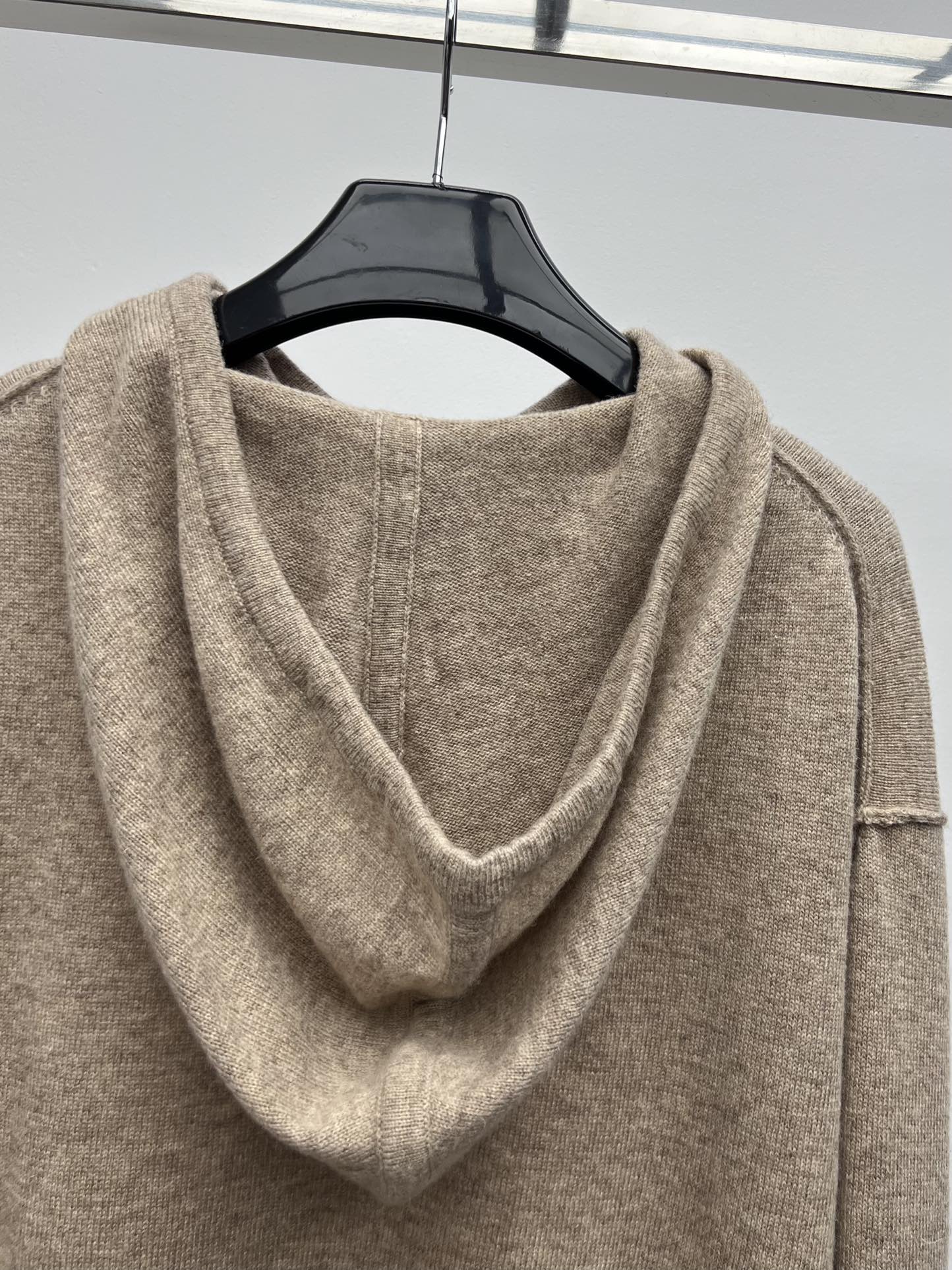 “Versatile Maison Margiela Wool Knit Female Suit for Autumn Wear” - 图片 8