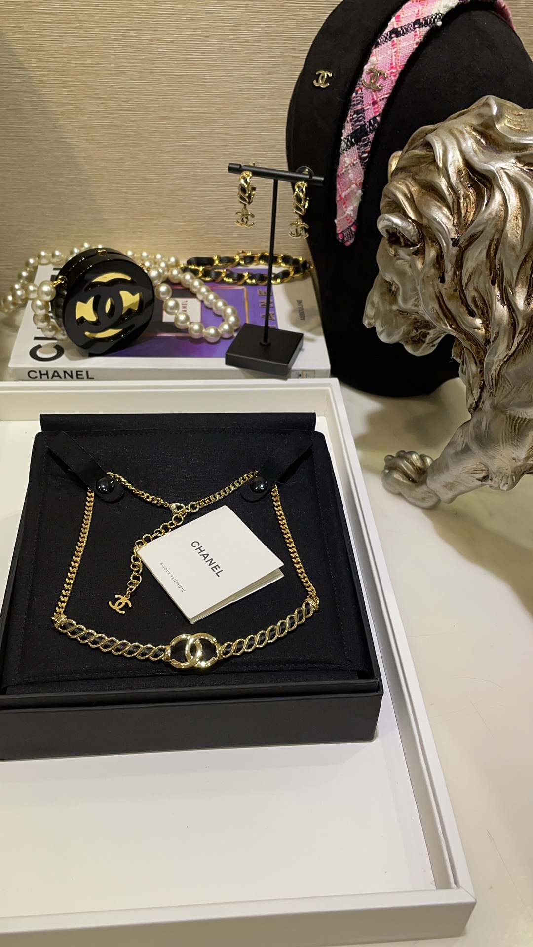 NO:631613,88230 Today's new product choker 24K new gold double C leather chain necklace choker Spiral leather chain black gold color simple and fashionable This has a retro vintage flavor who looks good on whoever wears it Customized consistent brass material lambskin, necklace, sheepskin, Cartier high-end jewelry1986090988230今日新品choker 24K新款金色双C皮穿链项链choker 螺旋式皮穿链黑金配色简约又时髦 这款很有复古vintage味道 谁戴谁好看 z定制 一致黄铜材质 小羊皮,,necklace,sheepskin,卡迪亚高端饰品,Jewelry