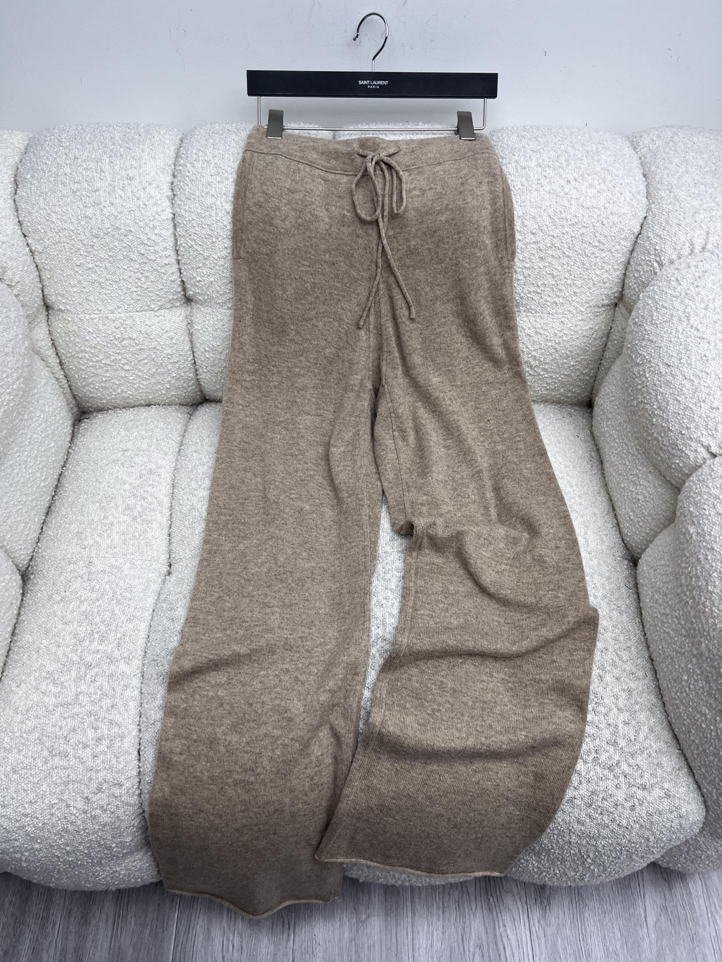 “Versatile Maison Margiela Wool Knit Female Suit for Autumn Style” - 图片 7
