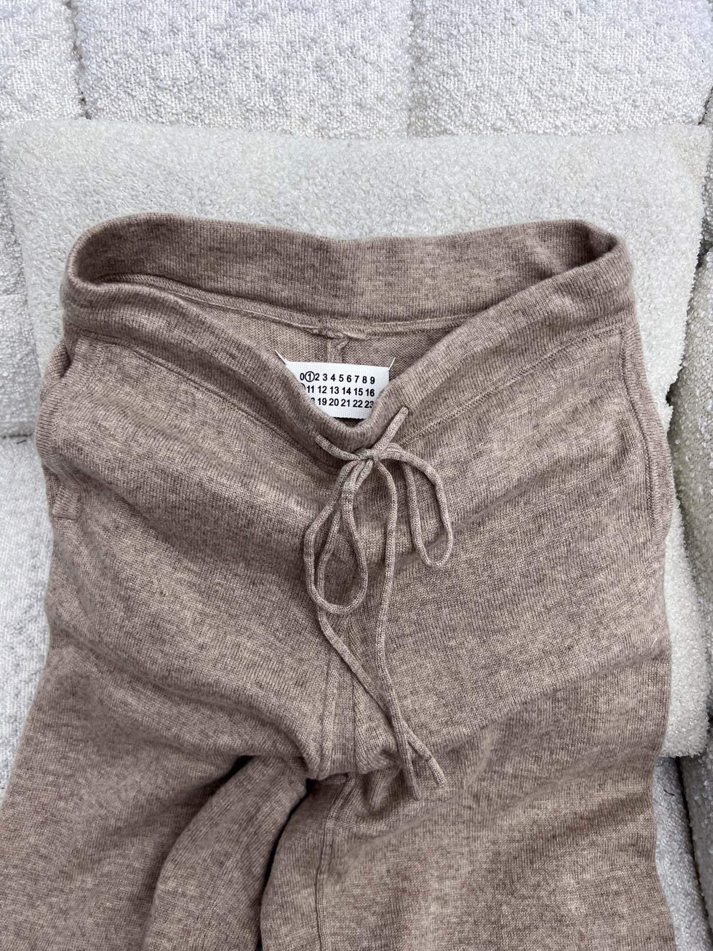 “Versatile Maison Margiela Wool Knit Female Suit for Autumn Style” - 图片 8