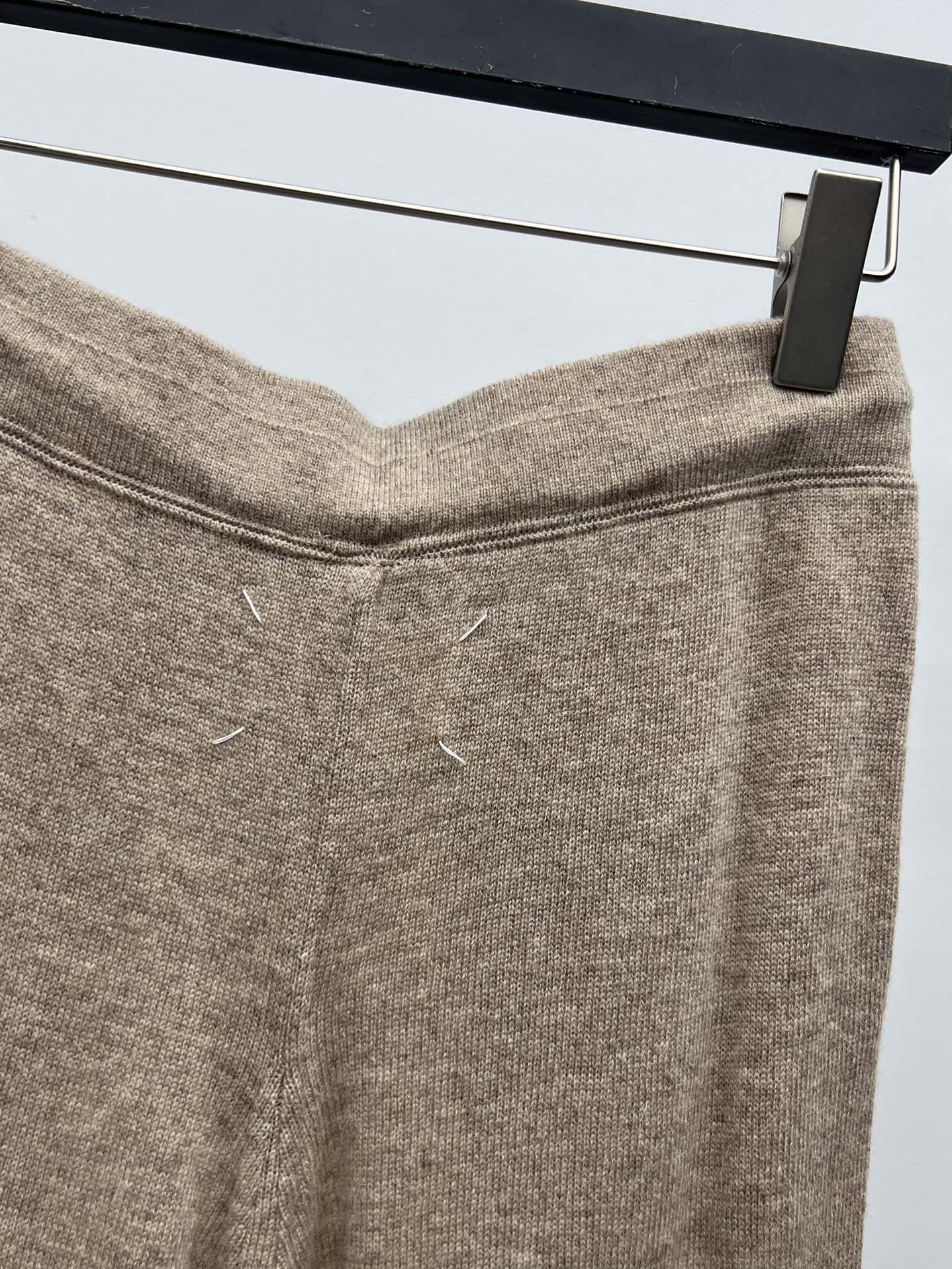 “Versatile Maison Margiela Wool Knit Female Suit for Autumn Style” - 图片 6