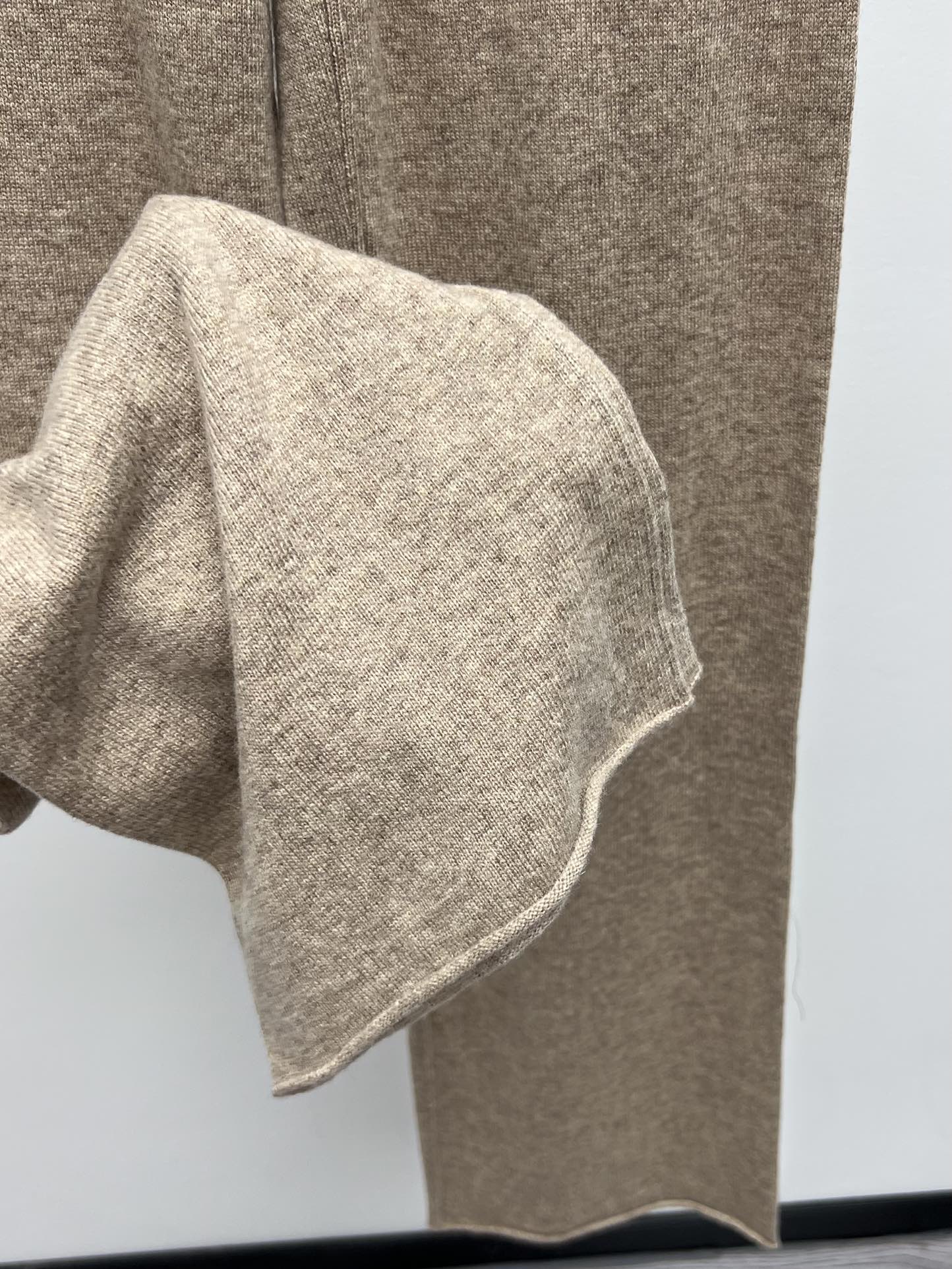 “Versatile Maison Margiela Wool Knit Female Suit for Autumn Style” - 图片 4