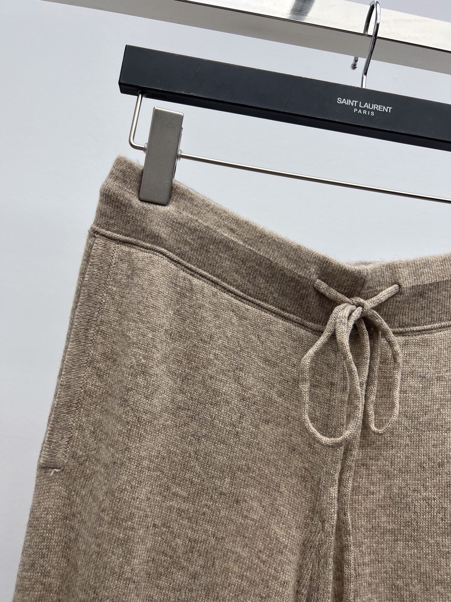 “Versatile Maison Margiela Wool Knit Female Suit for Autumn Style” - 图片 3