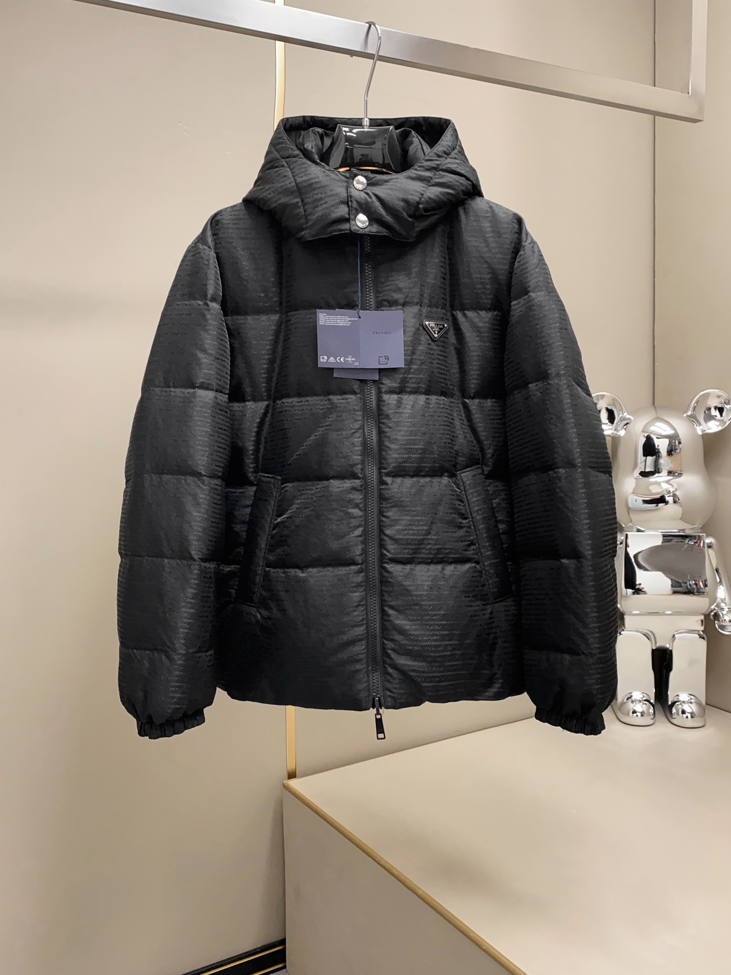 NO:623940,PRA25FW new autumn and winter black nylon waterproof stand-collar down jacket, men's classic triangle logo badge fashion dark pattern jacquard reversible down jacket!  Trading company channels are rare and available on the official website simultaneously!  This down jacket is made of imported black nylon material. The fabric feels silky and shiny. It has a black plain surface and an all-over letter stripe dark jacquard surface. The double-sided design allows you to cope with various occasions and environments with ease. Wear one piece and two to create an all-round jacket style!  The interior is padded and filled with soft 90% white goose down. The right amount of velvet is not bulky and can provide superior warmth and temperature locking performance, making the upper body warmer and more comfortable!  The chest of the garment is decorated with the brand's iconic enamel-coated triangular logo patch. The exquisite details and high degree of recognition are a symbol of the P family's luxurious status!  The placket can be customized with two-way opening and closing, logo-engraved zipper opening, and the details are perfect!  The basic loose-fitting casual jacket is cut with double-sided wear and a stand-up collar design. It integrates technical sportswear elements into one body. It has a fashionable upper body and distinctive features. It can be worn as a commuting item for both casual and business occasions!  Comes with high-end dust bag packaging!  Size S-XL 24006 size data: Size S shoulder width 48cm - chest 126cm - dress length 69cm - sleeve length 62 M size shoulder width 49cm - chest cm - dress length 71cm - sleeve length 64 L size shoulder width 51cm - chest 134cm - dress length 73cm - sleeve length 65 XL size shoulder width 53cm - chest 136cm - dress length 75cm - sleeve length 66  Size recommendation (standard version) Height 174-jin, try on size M and it will fit!  For boys weighing less than 135 pounds, choose size S, between 135-150 pounds, choose size M, between 150-168 pounds, choose size L, and between 168-186 pounds, choose size XL!  ,,prada,jackets & coats,jackets & coats,down jacket,alexander wang19860909PRA25FW秋冬新款黑色尼龙防水立领羽绒夹克,男士经典三角标徽章时尚暗纹提花双面穿羽绒服外套！贸易公司渠道稀出,同步官网发售！ 这款羽绒夹克甄选客供进口黑色尼龙材质打造,面料手感丝滑且富有光泽,黑色素面+通体字母条纹暗纹提花面,双面穿的设计更是可以让你从容应对各种场合环境,一件两穿打造全能型的外套款式！内里以柔软的90白鹅绒加衬填充,恰到好处的充绒克数既不显臃肿也可以提供优越的保暖锁温性能,令上身更加的温暖舒适！ 衣身胸前饰有品牌标志性珐琅涂层三角徽标贴饰,精美的细节和极高的辨识度,是P家奢华身份的象征！门襟客供定制双向开合Logo刻印拉链开合,细节完美至极！基础宽松的休闲夹克版型裁剪,搭配双面穿和立领设计,融科技运动着装元素于一身,上身时髦出众、特色鲜明,可兼顾休闲商务场合穿着的通勤单品！配备高端防尘袋包装！ 尺码S-XL 24006尺码数据: S码肩宽48cm-胸围126cm-衣长69cm-袖长62 M码肩宽49cm-胸围cm-衣长71cm-袖长64 L码肩宽51cm-胸围134cm-衣长73cm-袖长65 XL码肩宽53cm-胸围136cm-衣长75cm-袖长66 尺码推荐（标准版型） 身高174-斤,试穿M码合适！ 男生体重135斤以内选择S码,135-150斤选择M码,150-168斤选择L码,168-186斤选择XL码！,,prada,jackets & coats,jackets & coats,down jacket,alexander wang,Men's clothing