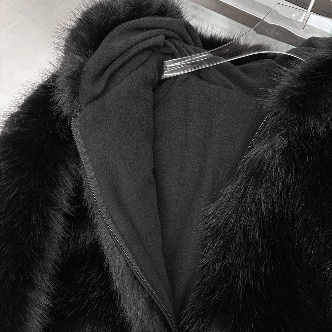 🌾NEW｜新款外套，进口环保皮草面布，里布采用高密度颗粒绒面料，柔软贴身保暖舒适，连帽设计俏皮可爱，宽松