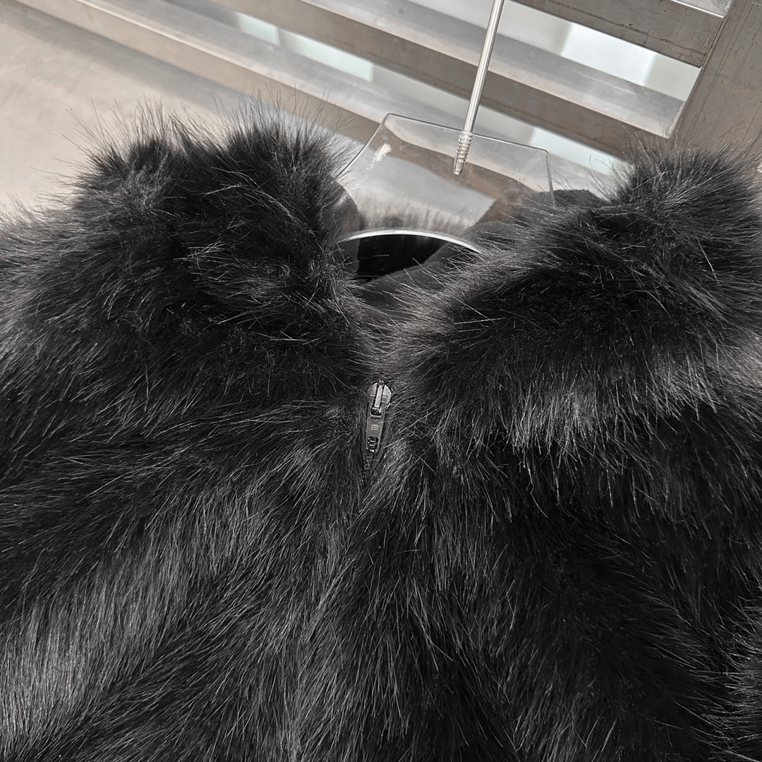 🌾NEW｜新款外套，进口环保皮草面布，里布采用高密度颗粒绒面料，柔软贴身保暖舒适，连帽设计俏皮可爱，宽松