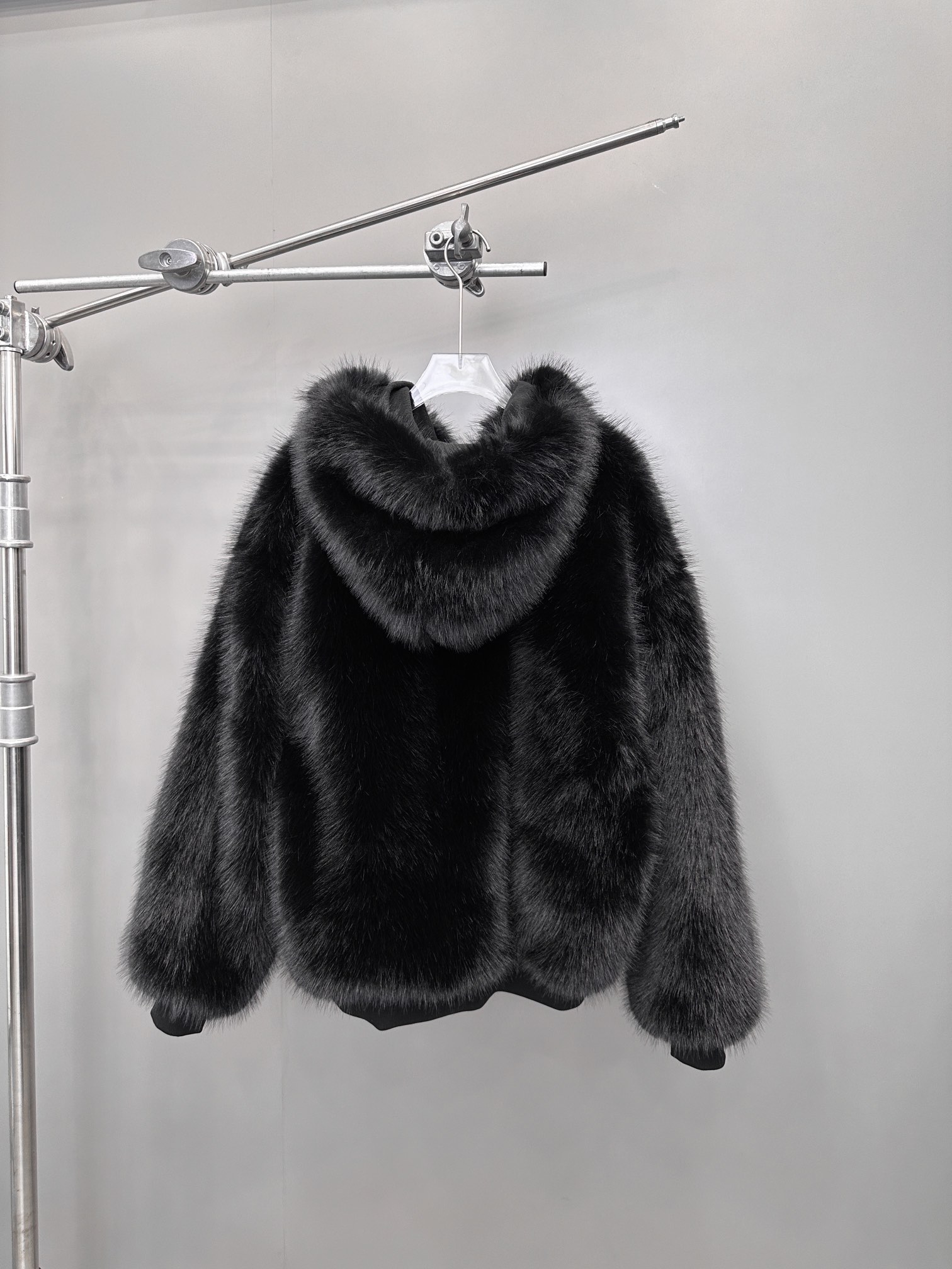 🌾NEW｜新款外套，进口环保皮草面布，里布采用高密度颗粒绒面料，柔软贴身保暖舒适，连帽设计俏皮可爱，宽松