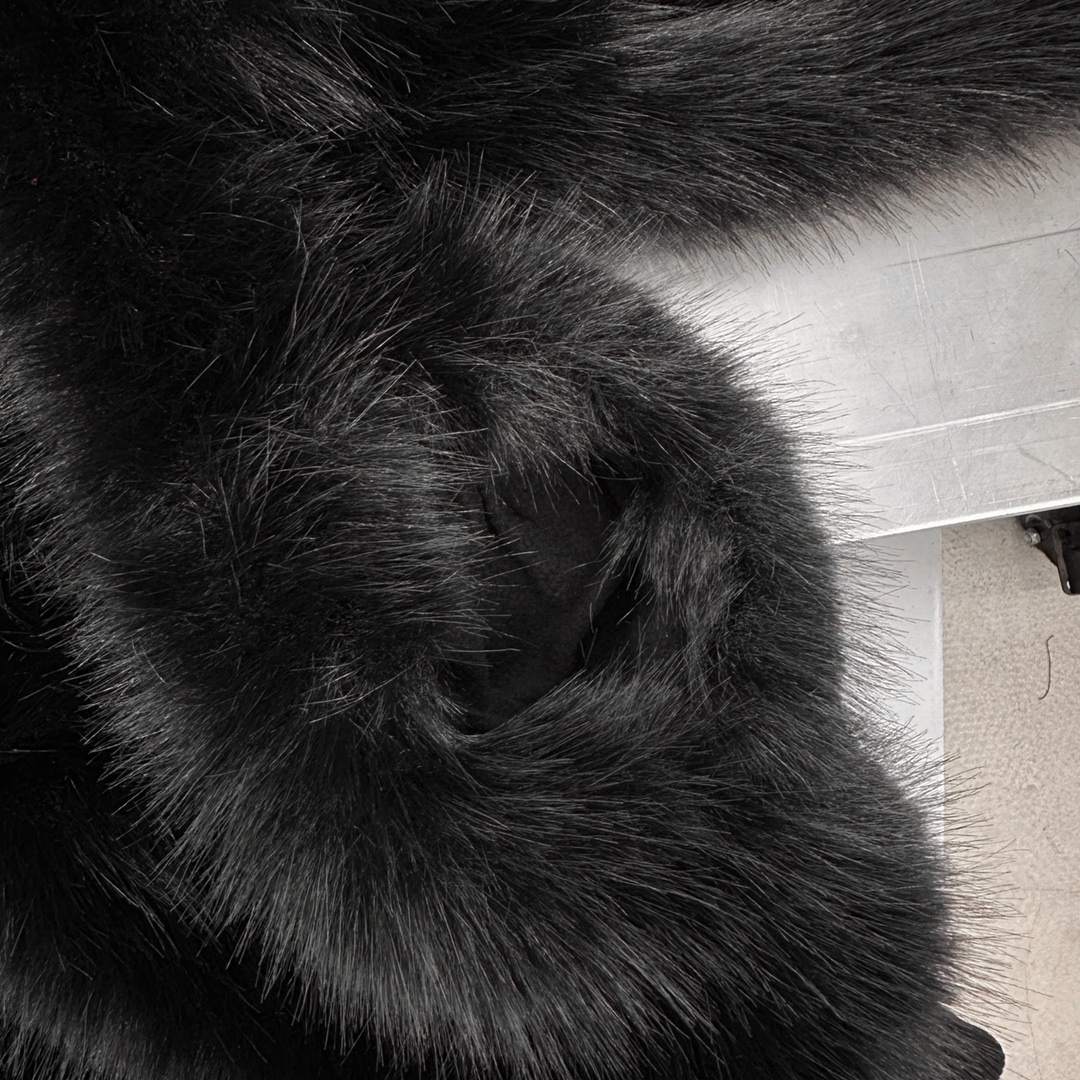 🌾NEW｜新款外套，进口环保皮草面布，里布采用高密度颗粒绒面料，柔软贴身保暖舒适，连帽设计俏皮可爱，宽松