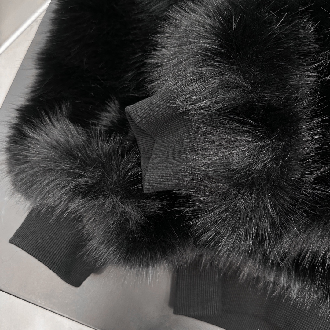 🌾NEW｜新款外套，进口环保皮草面布，里布采用高密度颗粒绒面料，柔软贴身保暖舒适，连帽设计俏皮可爱，宽松