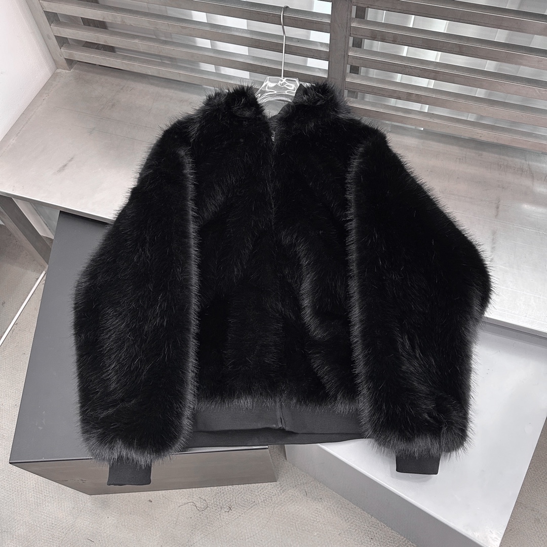 🌾NEW｜新款外套，进口环保皮草面布，里布采用高密度颗粒绒面料，柔软贴身保暖舒适，连帽设计俏皮可爱，宽松