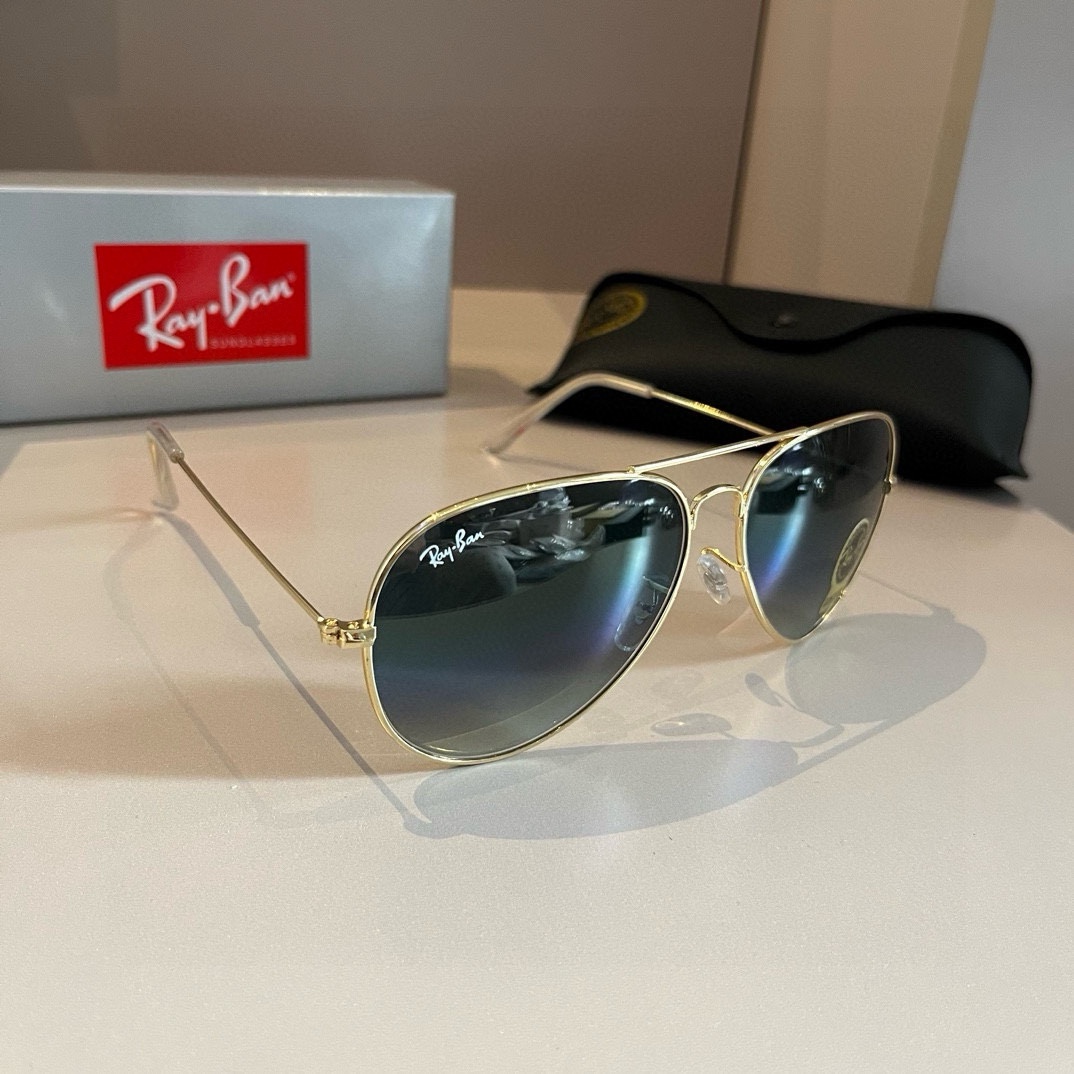 NO:269220,RayBan classic flying mirror series As one of the symbols of the US Air Force, it is highly sought after by major stars and has always led the world trend vane. Its style and endless inspiration have been innovating and never surpassed. This sunglasses not only have high performance and comfort, but also has a high recognition teardrop-like lens that fully demonstrates the tough and handsome, heroic and cool style. High-definition lenses have high impact and wear resistance, making it difficult not to love glasses, sunglasses, glasses19860909雷朋(RayBan)经典飞行镜系列 作为美国空军的标志之一,深受各大明星追捧始终引领世界潮流风向标,永不落时的风格、永无止境的灵感,一直在创新,从未被超越. 此款太阳镜不仅具有高性能和舒适度,高辨识度的泪滴状镜片更充分展现硬朗帅气,英姿飒爽的酷感型格.高清晰度镜片具有很高的冲击性和耐磨性,让人很难不爱眼镜墨镜太阳镜,眼镜,glasses