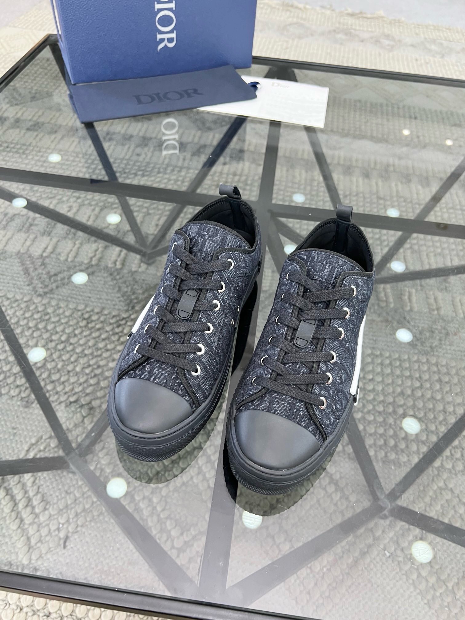 NO:219365,Brand Dior color original color, code number 35-45 customized 46.47 price Material Dior Milan show new model, heavy money original development, trendy and versatile, destined to be a super single product that triggers the mainstream!  The upper is made of exclusive custom original material and spliced ​​with brand-specific LOGO fabric.  Exclusive private model of the bottom and the original rubber combination original outsole.  The original solid line of the entire car, Dior casual shoes, dior, dior19860909品牌Dior 颜色原版色 码数35-45定做46.47 价格 材质迪奥米兰走秀新款 重金原版开发 新潮百搭 注定是引爆主流的超级单品！鞋面采用独家定制原版材质 拼接品牌专用LOGO面料．大底独家私模与原版一致橡胶组合原版大底．大底全部车原版实线,Dior休闲鞋,dior,dior,Men's shoes