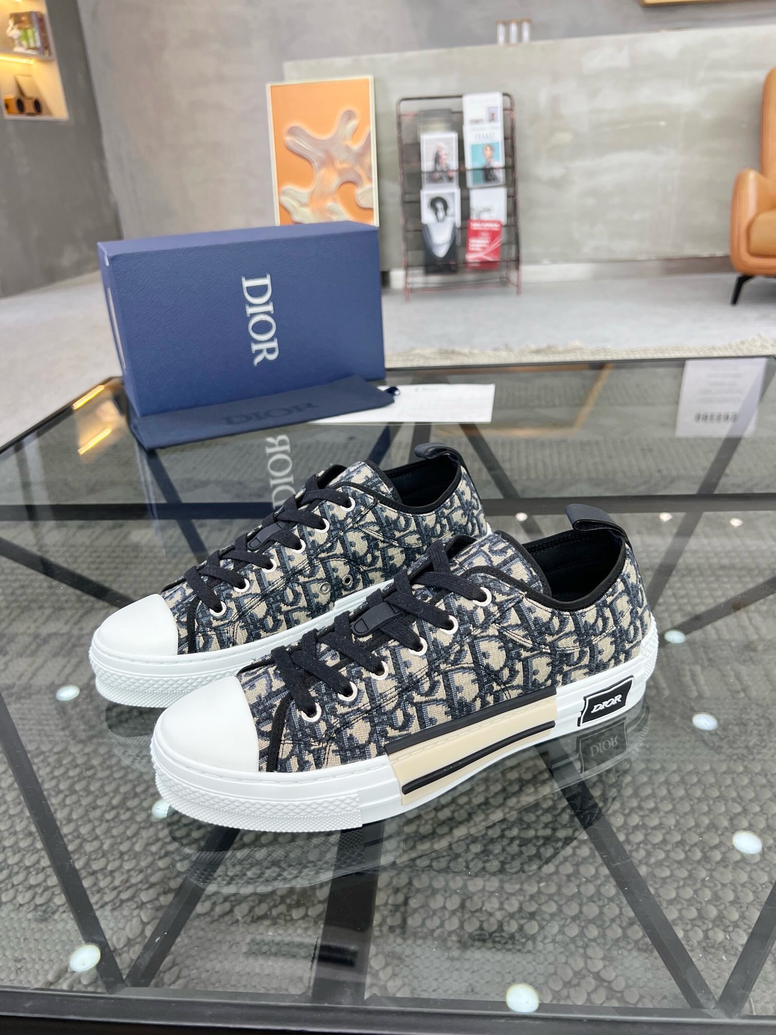 NO:217599,Brand Dior color original color, code number 35-45 customized 46.47 price Material Dior Milan show new model, heavy money original development, trendy and versatile, destined to be a super single product that triggers the mainstream!  The upper is made of exclusive custom original material and spliced ​​with brand-specific LOGO fabric.  Exclusive private model of the bottom and the original rubber combination original outsole.  The original solid line of the entire car, Dior casual shoes, dior, dior19860909品牌Dior 颜色原版色 码数35-45定做46.47 价格 材质迪奥米兰走秀新款 重金原版开发 新潮百搭 注定是引爆主流的超级单品！鞋面采用独家定制原版材质 拼接品牌专用LOGO面料．大底独家私模与原版一致橡胶组合原版大底．大底全部车原版实线,Dior休闲鞋,dior,dior,Men's shoes