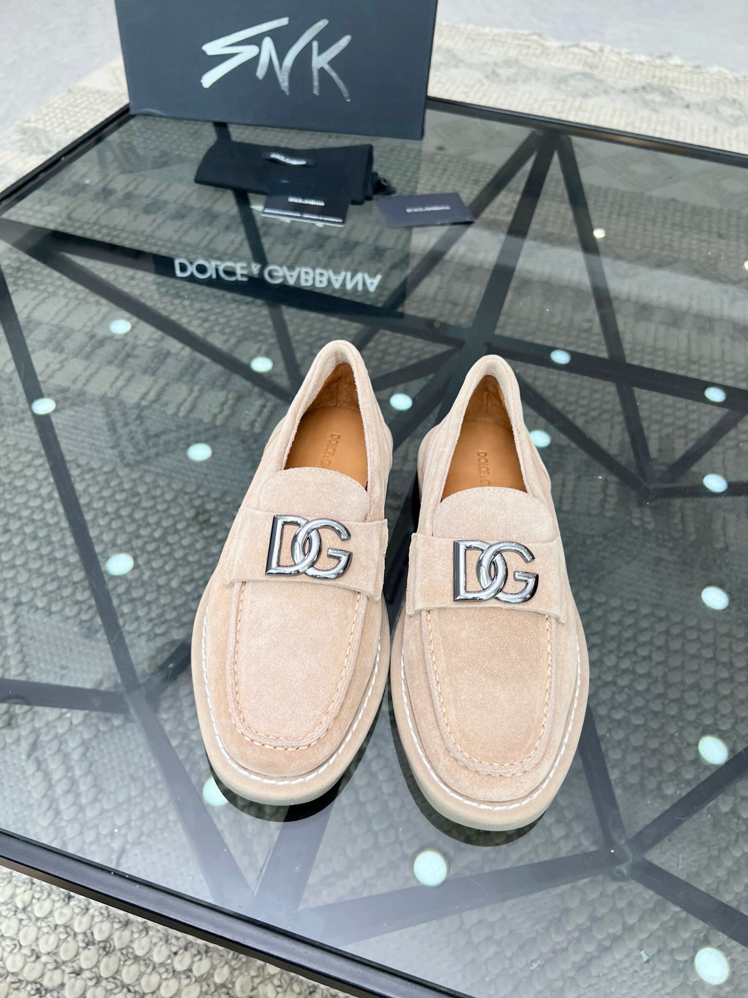 NO:219368,Men's new DG lazy footwear This shoe is made of soft calfskin, exquisite and fashionable. The original non-slip rubber outsole uses a bag-like structure to fix the upper, which is durable and does not fall off the bottom. Refined hand-stitching, water-dyed cowhide leather inside, comfortable label insole, with original packaging box, a variety of options!  Number of codes 39-40-41-42-43-44【38.45.46】, DG casual shoes, Dolce & Gabbana, cowhide19860909男士 新款DG 懒人 套脚鞋 这款鞋由柔软小牛皮制成,精致时髦.原版防滑橡胶大底采用袋状结构固定鞋面,经久耐穿,不掉底,精制手工缝线,内里水染牛皮,舒适带标鞋垫, 配原包装盒,多款可选！ 码数39-40-41-42-43-44【38.45.46】,DG休闲鞋,Dolce&Gabbana,cowhide,Men's shoes