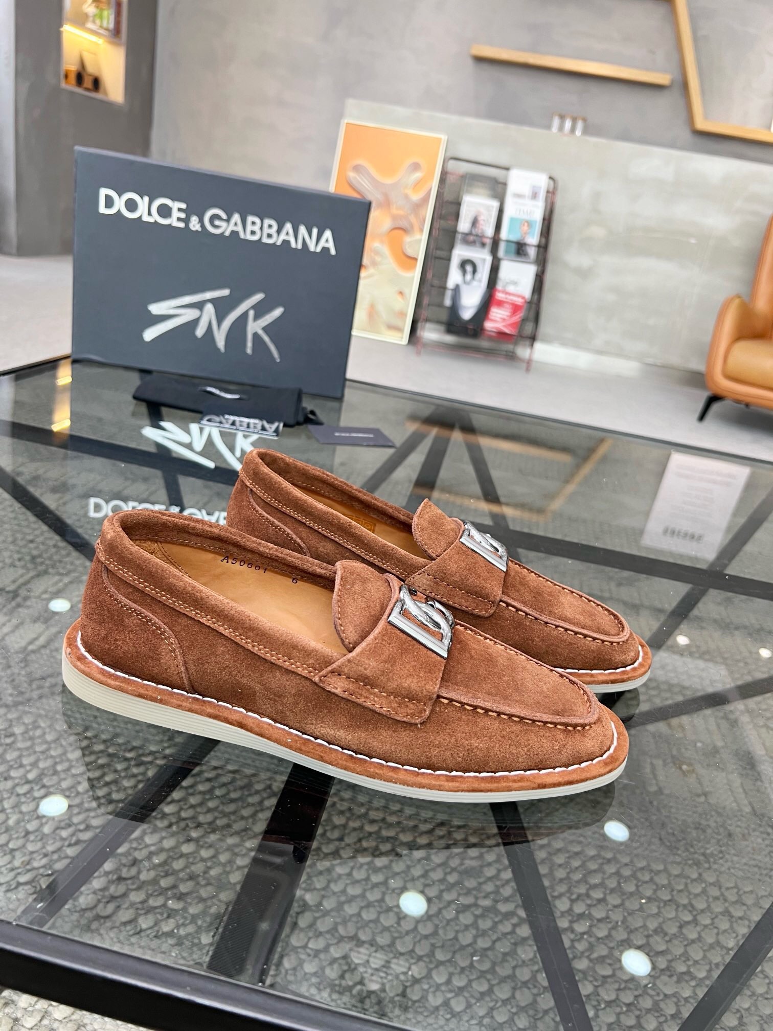 NO:217605,Men's new DG lazy footwear This shoe is made of soft calfskin, exquisite and fashionable. The original non-slip rubber outsole uses a bag-like structure to fix the upper, which is durable and does not fall off the bottom. Refined hand-stitching, water-dyed cowhide leather inside, comfortable label insole, with original packaging box, a variety of options!  Number of codes 39-40-41-42-43-44【38.45.46】, DG casual shoes, Dolce & Gabbana, cowhide19860909男士 新款DG 懒人 套脚鞋 这款鞋由柔软小牛皮制成,精致时髦.原版防滑橡胶大底采用袋状结构固定鞋面,经久耐穿,不掉底,精制手工缝线,内里水染牛皮,舒适带标鞋垫, 配原包装盒,多款可选！ 码数39-40-41-42-43-44【38.45.46】,DG休闲鞋,Dolce&Gabbana,cowhide,Men's shoes