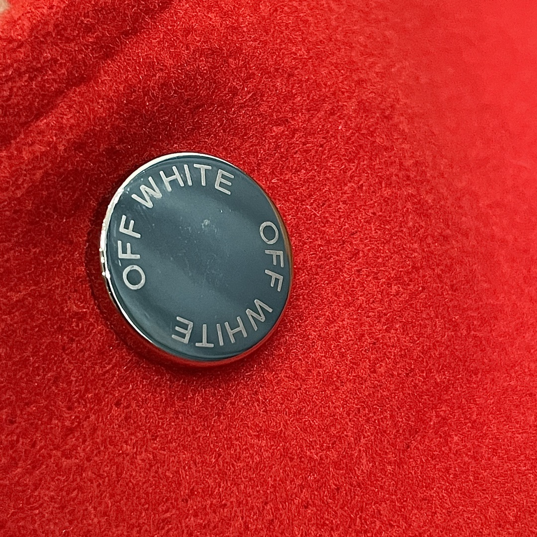 P250
OFF WHITE➡️ss走秀款棒球服外套夹克
订购原版开模 历时一个月终于出货了,简直太爱了 上身真的超级帅。抖音某博主讲今年LV新出的会成为未来的趋势,随意翻翻街拍 就能发现明星们都把它当作收藏级的外套,男女轻奢主义通勤必备单品。开发全网最高版本 耗时1个月订制 成本极高 德国进口横机定织羊毛提花螺纹,选用进口小羊皮的头层皮 褶皱纹路质感无敌 手工切割 精工细作 拼皮位置非常讲究技术 整件衣服好不好看就要看这位置 顶级做工 细节经得起考验 。定制全套辅料,字母清晰完美还原无差别。高端大气 档次十足! 整件衣服全部为重工艺独家定制 毛巾贴布绣 与工艺刺绣完美结合 精准下针!绝对的重工艺品质!