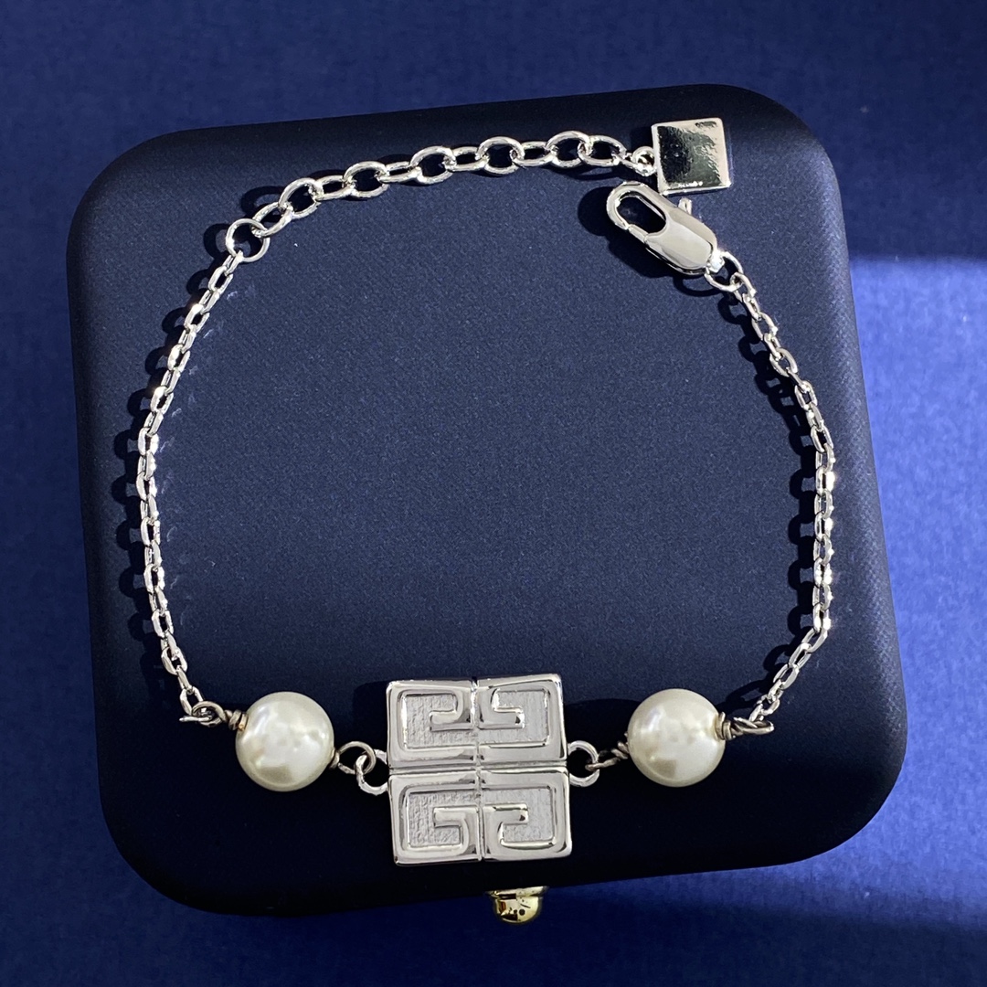 Givanchy’s Metallic Geometry Pearl Bracelets: Brass Material, Electroplating, 18k Gold, 2 Colors - 图片 3