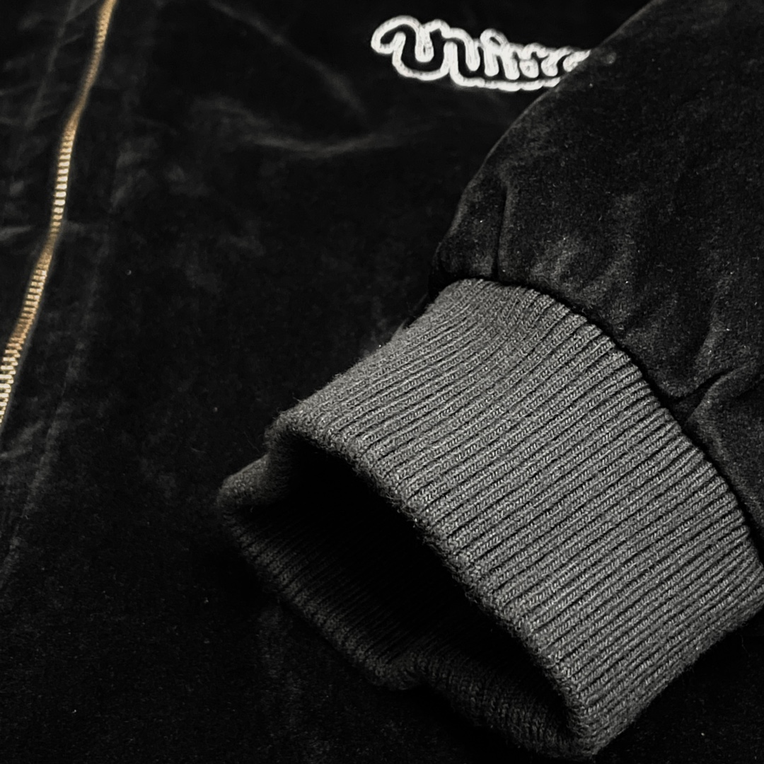 P250
Louis Vuitton➡️路易威登 走秀款棒球服外套夹克 
订购原版开模 历时一个月终于出货了，简直太爱了 上身真的超级帅。抖音某博主讲今年LV新出的会成为未来的趋势，随意翻翻街拍 就能发现明星们都把它当作收藏级的外套，男女轻奢主义通勤必备单品。开发全网最高版本  耗时1个月订制 成本极高  德国进口横机定织羊毛提花螺纹，选用进口小羊皮的头层皮  褶皱纹路质感无敌  手工切割 精工细作  拼皮位置非常讲究技术  整件衣服好不好看就要看这位置  顶级做工  细节经得起考验 。定制全套辅料，字母清晰完美还原无差别。高端大气 档次十足！ 整件衣服全部为重工艺独家定制 毛巾贴布绣 与工艺刺绣完美结合 精准下针！绝对的重工艺品质！
