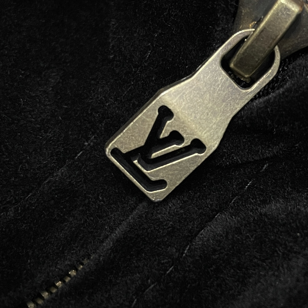 P250
Louis Vuitton➡️路易威登 走秀款棒球服外套夹克 
订购原版开模 历时一个月终于出货了，简直太爱了 上身真的超级帅。抖音某博主讲今年LV新出的会成为未来的趋势，随意翻翻街拍 就能发现明星们都把它当作收藏级的外套，男女轻奢主义通勤必备单品。开发全网最高版本  耗时1个月订制 成本极高  德国进口横机定织羊毛提花螺纹，选用进口小羊皮的头层皮  褶皱纹路质感无敌  手工切割 精工细作  拼皮位置非常讲究技术  整件衣服好不好看就要看这位置  顶级做工  细节经得起考验 。定制全套辅料，字母清晰完美还原无差别。高端大气 档次十足！ 整件衣服全部为重工艺独家定制 毛巾贴布绣 与工艺刺绣完美结合 精准下针！绝对的重工艺品质！
