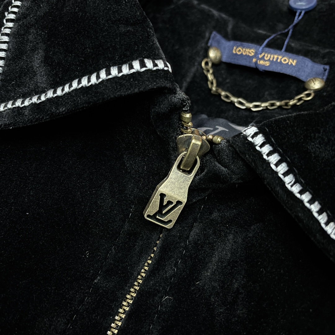 P250
Louis Vuitton➡️路易威登 走秀款棒球服外套夹克 
订购原版开模 历时一个月终于出货了，简直太爱了 上身真的超级帅。抖音某博主讲今年LV新出的会成为未来的趋势，随意翻翻街拍 就能发现明星们都把它当作收藏级的外套，男女轻奢主义通勤必备单品。开发全网最高版本  耗时1个月订制 成本极高  德国进口横机定织羊毛提花螺纹，选用进口小羊皮的头层皮  褶皱纹路质感无敌  手工切割 精工细作  拼皮位置非常讲究技术  整件衣服好不好看就要看这位置  顶级做工  细节经得起考验 。定制全套辅料，字母清晰完美还原无差别。高端大气 档次十足！ 整件衣服全部为重工艺独家定制 毛巾贴布绣 与工艺刺绣完美结合 精准下针！绝对的重工艺品质！
