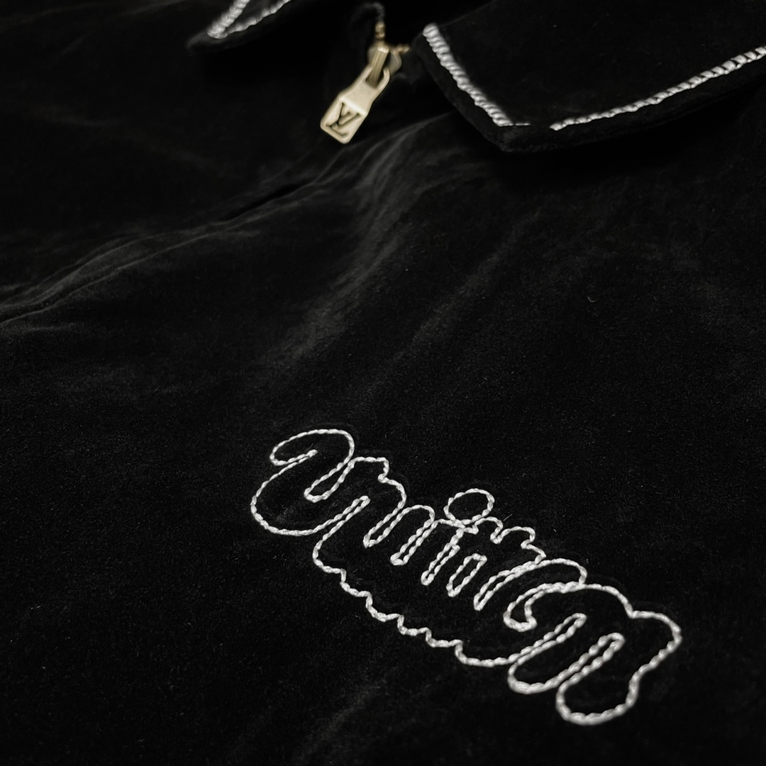 P250
Louis Vuitton➡️路易威登 走秀款棒球服外套夹克 
订购原版开模 历时一个月终于出货了，简直太爱了 上身真的超级帅。抖音某博主讲今年LV新出的会成为未来的趋势，随意翻翻街拍 就能发现明星们都把它当作收藏级的外套，男女轻奢主义通勤必备单品。开发全网最高版本  耗时1个月订制 成本极高  德国进口横机定织羊毛提花螺纹，选用进口小羊皮的头层皮  褶皱纹路质感无敌  手工切割 精工细作  拼皮位置非常讲究技术  整件衣服好不好看就要看这位置  顶级做工  细节经得起考验 。定制全套辅料，字母清晰完美还原无差别。高端大气 档次十足！ 整件衣服全部为重工艺独家定制 毛巾贴布绣 与工艺刺绣完美结合 精准下针！绝对的重工艺品质！
