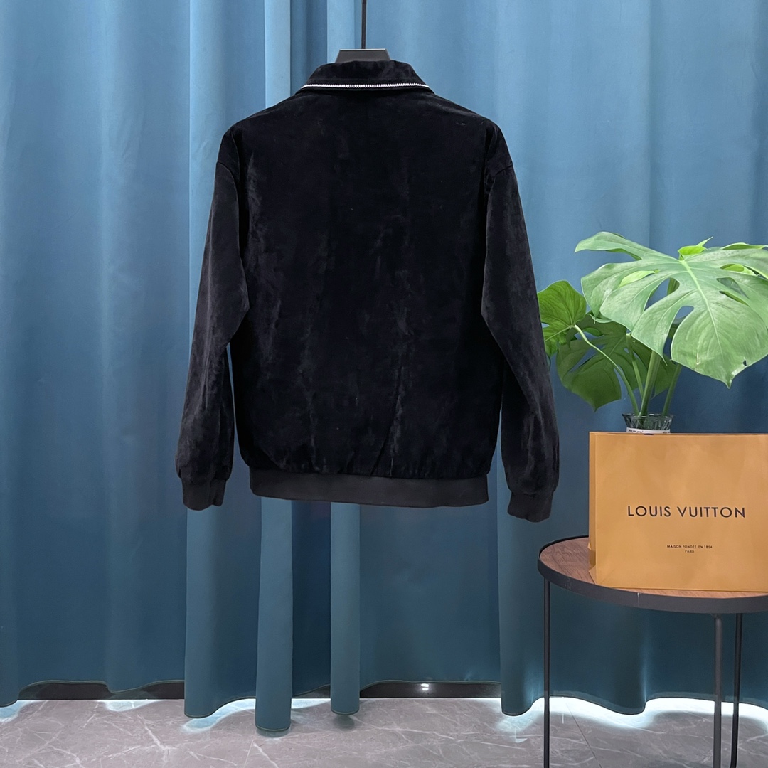P250
Louis Vuitton➡️路易威登 走秀款棒球服外套夹克 
订购原版开模 历时一个月终于出货了，简直太爱了 上身真的超级帅。抖音某博主讲今年LV新出的会成为未来的趋势，随意翻翻街拍 就能发现明星们都把它当作收藏级的外套，男女轻奢主义通勤必备单品。开发全网最高版本  耗时1个月订制 成本极高  德国进口横机定织羊毛提花螺纹，选用进口小羊皮的头层皮  褶皱纹路质感无敌  手工切割 精工细作  拼皮位置非常讲究技术  整件衣服好不好看就要看这位置  顶级做工  细节经得起考验 。定制全套辅料，字母清晰完美还原无差别。高端大气 档次十足！ 整件衣服全部为重工艺独家定制 毛巾贴布绣 与工艺刺绣完美结合 精准下针！绝对的重工艺品质！
