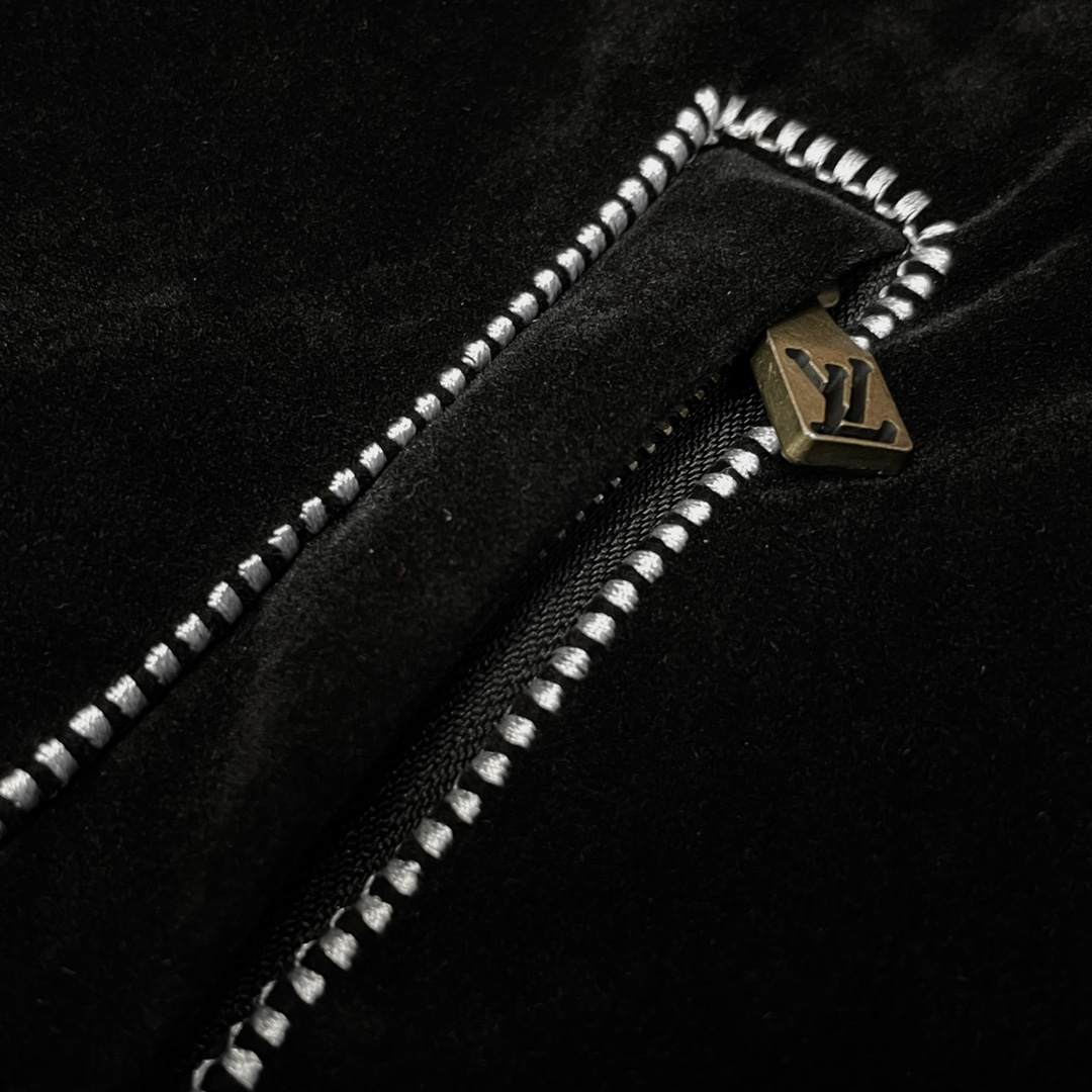 P250
Louis Vuitton➡️路易威登 走秀款棒球服外套夹克 
订购原版开模 历时一个月终于出货了，简直太爱了 上身真的超级帅。抖音某博主讲今年LV新出的会成为未来的趋势，随意翻翻街拍 就能发现明星们都把它当作收藏级的外套，男女轻奢主义通勤必备单品。开发全网最高版本  耗时1个月订制 成本极高  德国进口横机定织羊毛提花螺纹，选用进口小羊皮的头层皮  褶皱纹路质感无敌  手工切割 精工细作  拼皮位置非常讲究技术  整件衣服好不好看就要看这位置  顶级做工  细节经得起考验 。定制全套辅料，字母清晰完美还原无差别。高端大气 档次十足！ 整件衣服全部为重工艺独家定制 毛巾贴布绣 与工艺刺绣完美结合 精准下针！绝对的重工艺品质！
