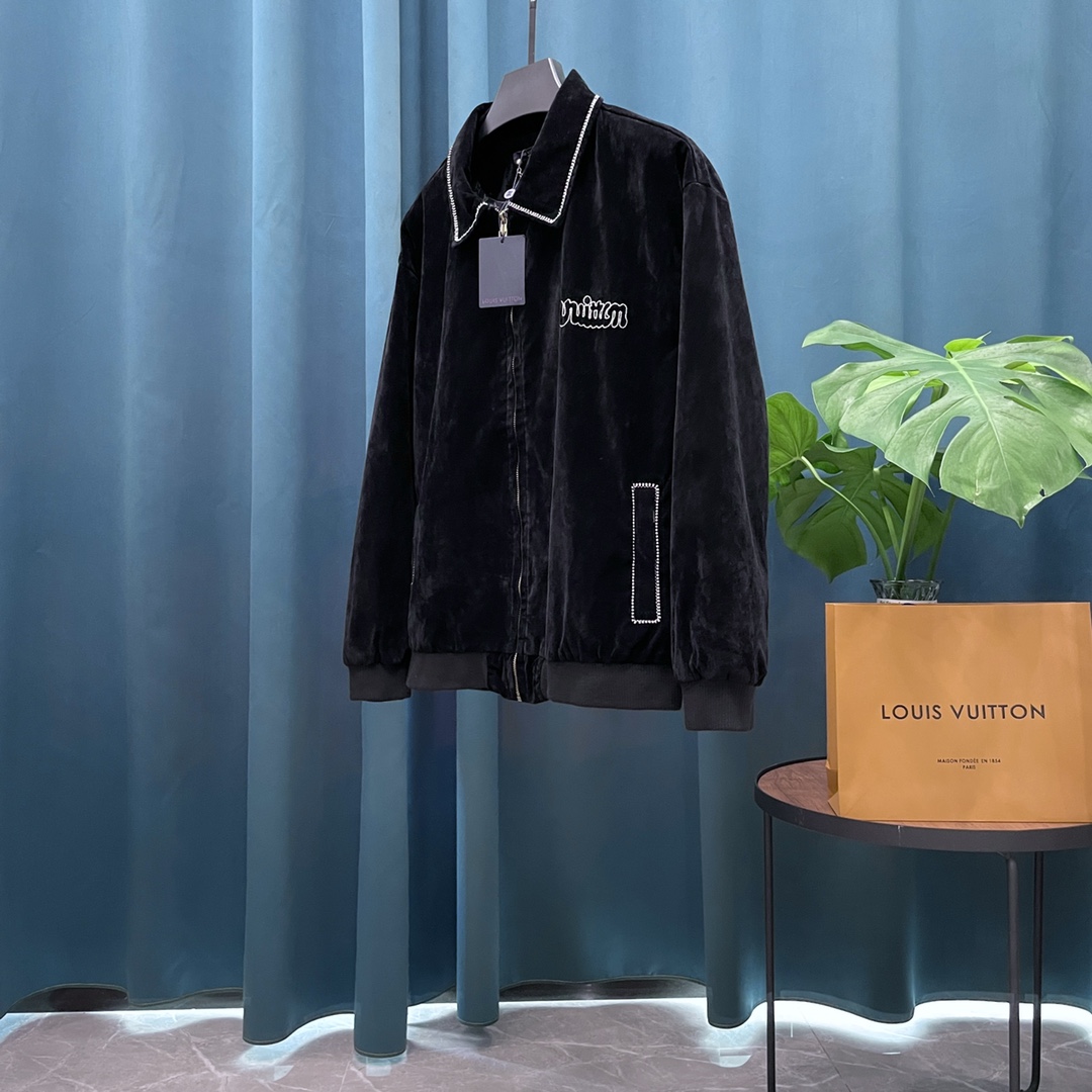 P250
Louis Vuitton➡️路易威登 走秀款棒球服外套夹克 
订购原版开模 历时一个月终于出货了，简直太爱了 上身真的超级帅。抖音某博主讲今年LV新出的会成为未来的趋势，随意翻翻街拍 就能发现明星们都把它当作收藏级的外套，男女轻奢主义通勤必备单品。开发全网最高版本  耗时1个月订制 成本极高  德国进口横机定织羊毛提花螺纹，选用进口小羊皮的头层皮  褶皱纹路质感无敌  手工切割 精工细作  拼皮位置非常讲究技术  整件衣服好不好看就要看这位置  顶级做工  细节经得起考验 。定制全套辅料，字母清晰完美还原无差别。高端大气 档次十足！ 整件衣服全部为重工艺独家定制 毛巾贴布绣 与工艺刺绣完美结合 精准下针！绝对的重工艺品质！
