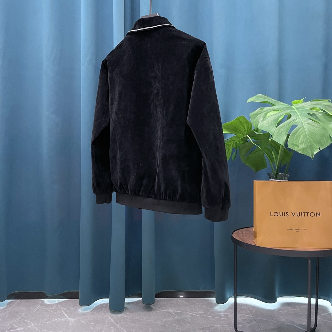 P250
Louis Vuitton➡️路易威登 走秀款棒球服外套夹克 
订购原版开模 历时一个月终于出货了，简直太爱了 上身真的超级帅。抖音某博主讲今年LV新出的会成为未来的趋势，随意翻翻街拍 就能发现明星们都把它当作收藏级的外套，男女轻奢主义通勤必备单品。开发全网最高版本  耗时1个月订制 成本极高  德国进口横机定织羊毛提花螺纹，选用进口小羊皮的头层皮  褶皱纹路质感无敌  手工切割 精工细作  拼皮位置非常讲究技术  整件衣服好不好看就要看这位置  顶级做工  细节经得起考验 。定制全套辅料，字母清晰完美还原无差别。高端大气 档次十足！ 整件衣服全部为重工艺独家定制 毛巾贴布绣 与工艺刺绣完美结合 精准下针！绝对的重工艺品质！
