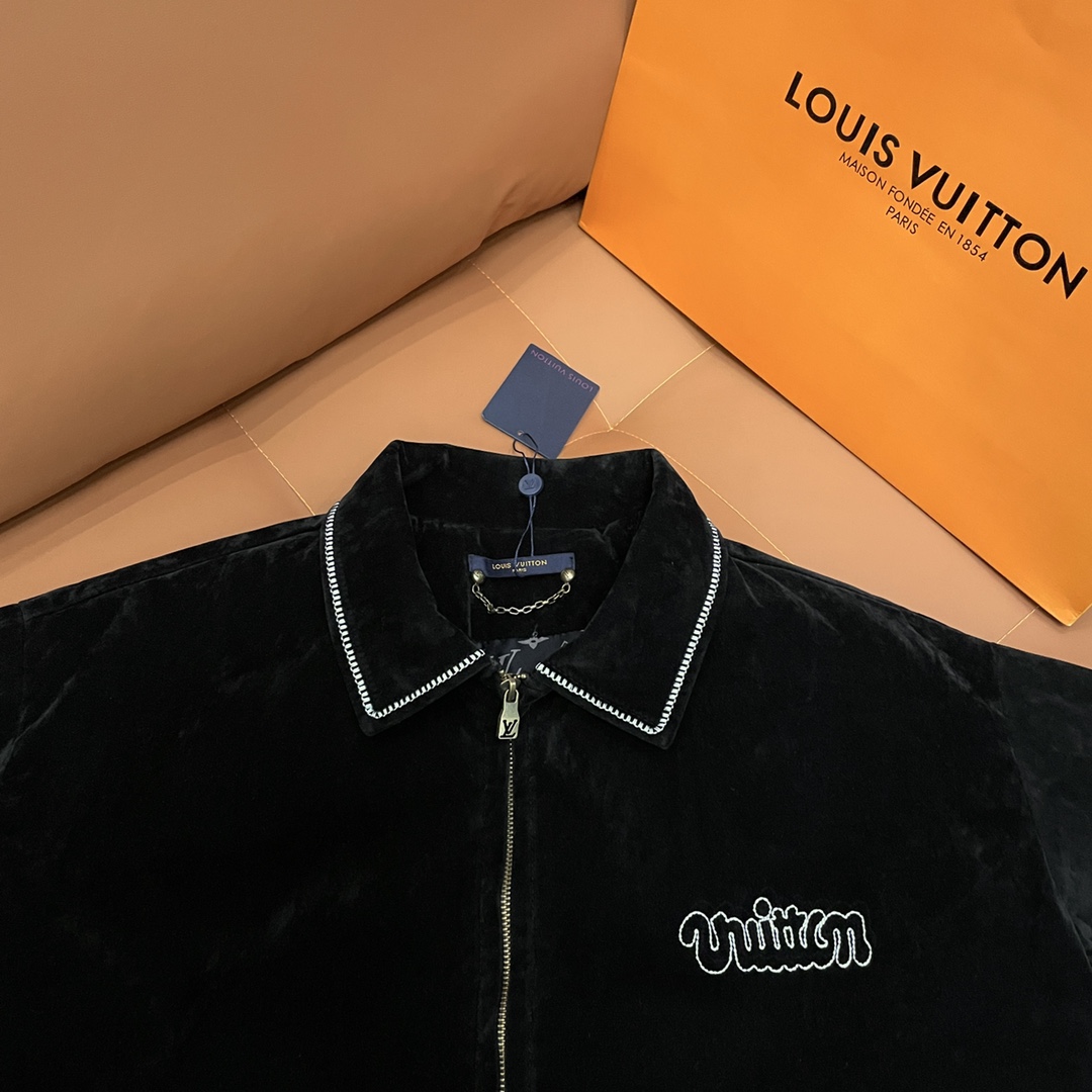 P250
Louis Vuitton➡️路易威登 走秀款棒球服外套夹克 
订购原版开模 历时一个月终于出货了，简直太爱了 上身真的超级帅。抖音某博主讲今年LV新出的会成为未来的趋势，随意翻翻街拍 就能发现明星们都把它当作收藏级的外套，男女轻奢主义通勤必备单品。开发全网最高版本  耗时1个月订制 成本极高  德国进口横机定织羊毛提花螺纹，选用进口小羊皮的头层皮  褶皱纹路质感无敌  手工切割 精工细作  拼皮位置非常讲究技术  整件衣服好不好看就要看这位置  顶级做工  细节经得起考验 。定制全套辅料，字母清晰完美还原无差别。高端大气 档次十足！ 整件衣服全部为重工艺独家定制 毛巾贴布绣 与工艺刺绣完美结合 精准下针！绝对的重工艺品质！
