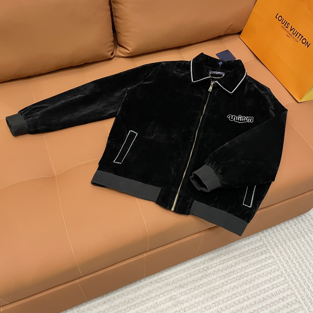 P250
Louis Vuitton➡️路易威登 走秀款棒球服外套夹克 
订购原版开模 历时一个月终于出货了，简直太爱了 上身真的超级帅。抖音某博主讲今年LV新出的会成为未来的趋势，随意翻翻街拍 就能发现明星们都把它当作收藏级的外套，男女轻奢主义通勤必备单品。开发全网最高版本  耗时1个月订制 成本极高  德国进口横机定织羊毛提花螺纹，选用进口小羊皮的头层皮  褶皱纹路质感无敌  手工切割 精工细作  拼皮位置非常讲究技术  整件衣服好不好看就要看这位置  顶级做工  细节经得起考验 。定制全套辅料，字母清晰完美还原无差别。高端大气 档次十足！ 整件衣服全部为重工艺独家定制 毛巾贴布绣 与工艺刺绣完美结合 精准下针！绝对的重工艺品质！
