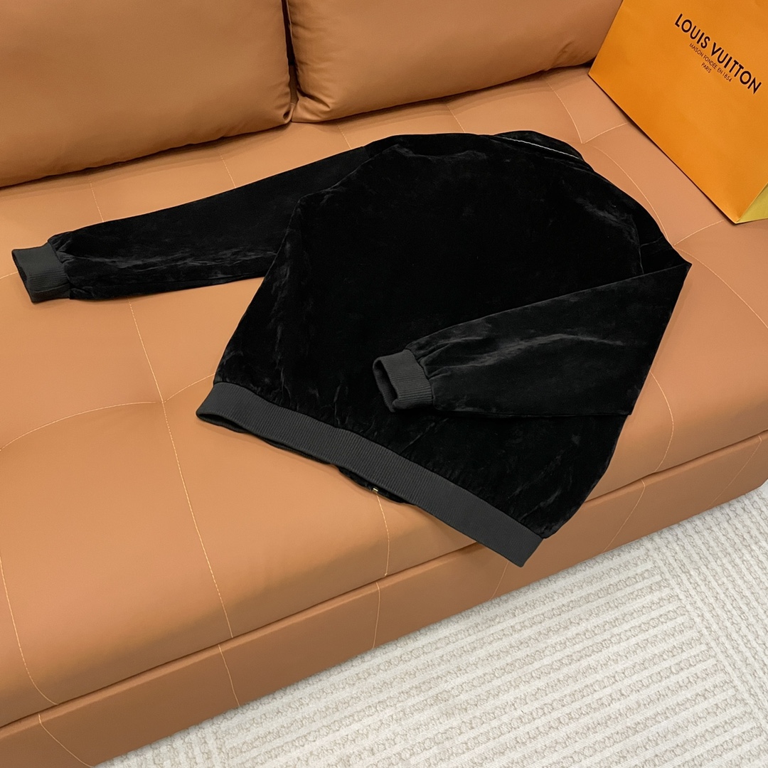 P250
Louis Vuitton➡️路易威登 走秀款棒球服外套夹克 
订购原版开模 历时一个月终于出货了，简直太爱了 上身真的超级帅。抖音某博主讲今年LV新出的会成为未来的趋势，随意翻翻街拍 就能发现明星们都把它当作收藏级的外套，男女轻奢主义通勤必备单品。开发全网最高版本  耗时1个月订制 成本极高  德国进口横机定织羊毛提花螺纹，选用进口小羊皮的头层皮  褶皱纹路质感无敌  手工切割 精工细作  拼皮位置非常讲究技术  整件衣服好不好看就要看这位置  顶级做工  细节经得起考验 。定制全套辅料，字母清晰完美还原无差别。高端大气 档次十足！ 整件衣服全部为重工艺独家定制 毛巾贴布绣 与工艺刺绣完美结合 精准下针！绝对的重工艺品质！
