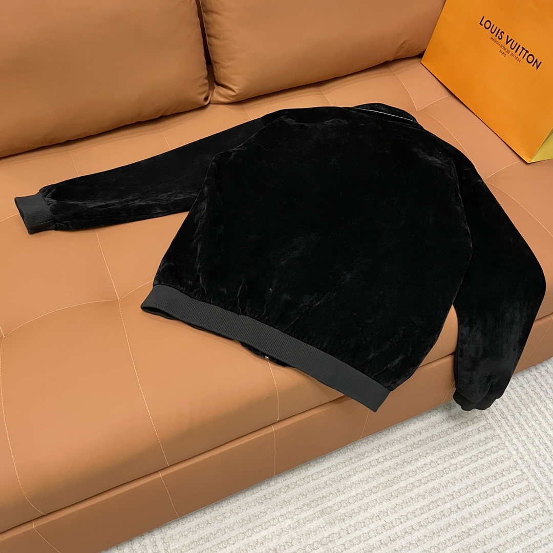 P250
Louis Vuitton➡️路易威登 走秀款棒球服外套夹克 
订购原版开模 历时一个月终于出货了，简直太爱了 上身真的超级帅。抖音某博主讲今年LV新出的会成为未来的趋势，随意翻翻街拍 就能发现明星们都把它当作收藏级的外套，男女轻奢主义通勤必备单品。开发全网最高版本  耗时1个月订制 成本极高  德国进口横机定织羊毛提花螺纹，选用进口小羊皮的头层皮  褶皱纹路质感无敌  手工切割 精工细作  拼皮位置非常讲究技术  整件衣服好不好看就要看这位置  顶级做工  细节经得起考验 。定制全套辅料，字母清晰完美还原无差别。高端大气 档次十足！ 整件衣服全部为重工艺独家定制 毛巾贴布绣 与工艺刺绣完美结合 精准下针！绝对的重工艺品质！
