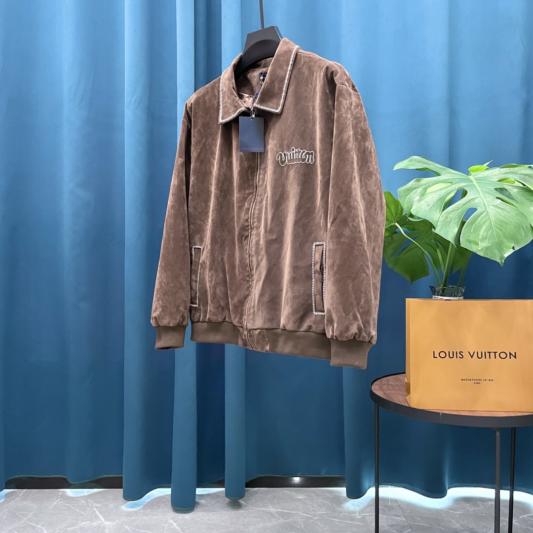 P250
Louis Vuitton➡️路易威登 走秀款棒球服外套夹克
订购原版开模 历时一个月终于出货了,简直太爱了 上身真的超级帅。抖音某博主讲今年LV新出的会成为未来的趋势,随意翻翻街拍 就能发现明星们都把它当作收藏级的外套,男女轻奢主义通勤必备单品。开发全网最高版本 耗时1个月订制 成本极高 德国进口横机定织羊毛提花螺纹,选用进口小羊皮的头层皮 褶皱纹路质感无敌 手工切割 精工细作 拼皮位置非常讲究技术 整件衣服好不好看就要看这位置 顶级做工 细节经得起考验 。定制全套辅料,字母清晰完美还原无差别。高端大气 档次十足! 整件衣服全部为重工艺独家定制 毛巾贴布绣 与工艺刺绣完美结合 精准下针!绝对的重工艺品质!