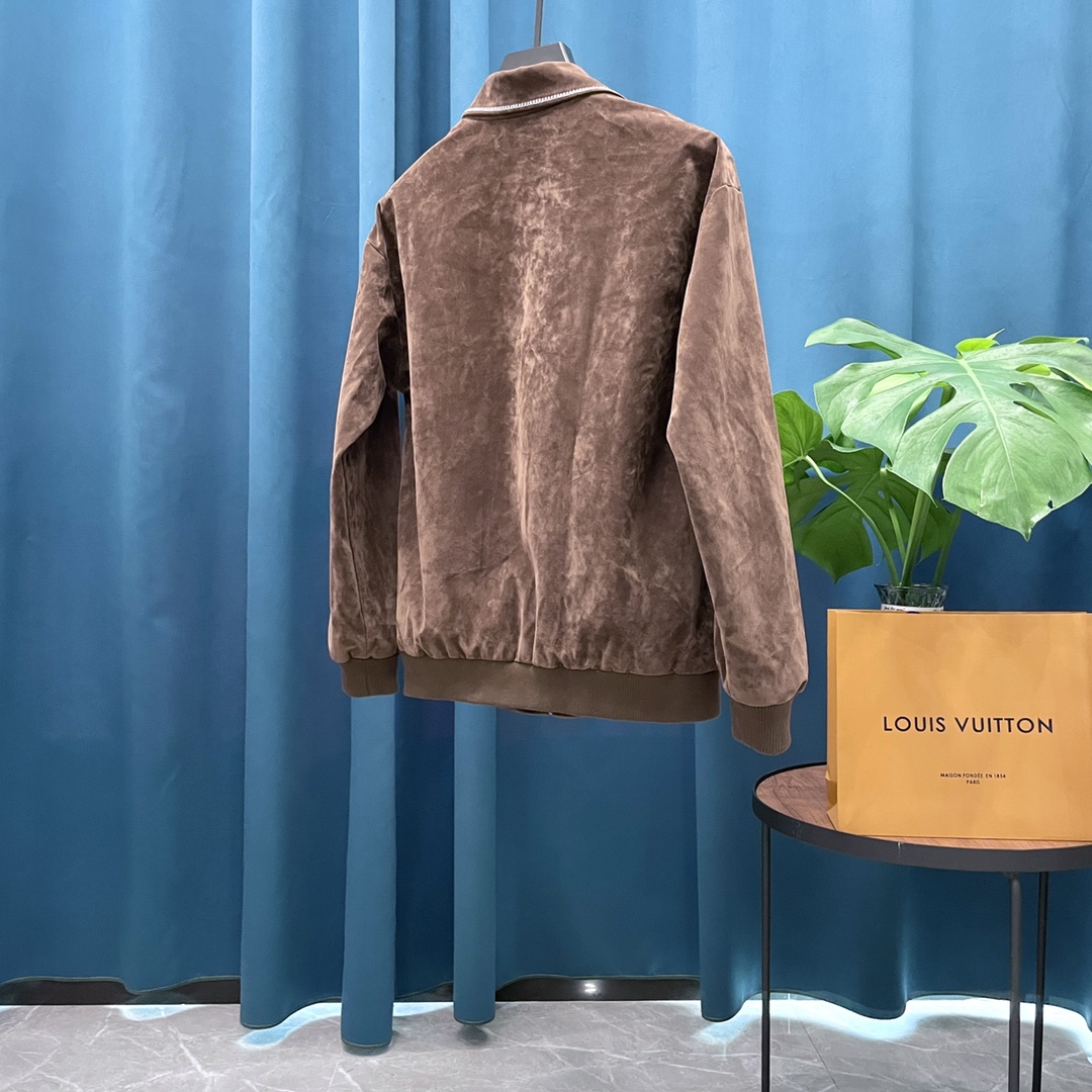 P250
Louis Vuitton➡️路易威登 走秀款棒球服外套夹克
订购原版开模 历时一个月终于出货了,简直太爱了 上身真的超级帅。抖音某博主讲今年LV新出的会成为未来的趋势,随意翻翻街拍 就能发现明星们都把它当作收藏级的外套,男女轻奢主义通勤必备单品。开发全网最高版本 耗时1个月订制 成本极高 德国进口横机定织羊毛提花螺纹,选用进口小羊皮的头层皮 褶皱纹路质感无敌 手工切割 精工细作 拼皮位置非常讲究技术 整件衣服好不好看就要看这位置 顶级做工 细节经得起考验 。定制全套辅料,字母清晰完美还原无差别。高端大气 档次十足! 整件衣服全部为重工艺独家定制 毛巾贴布绣 与工艺刺绣完美结合 精准下针!绝对的重工艺品质!
